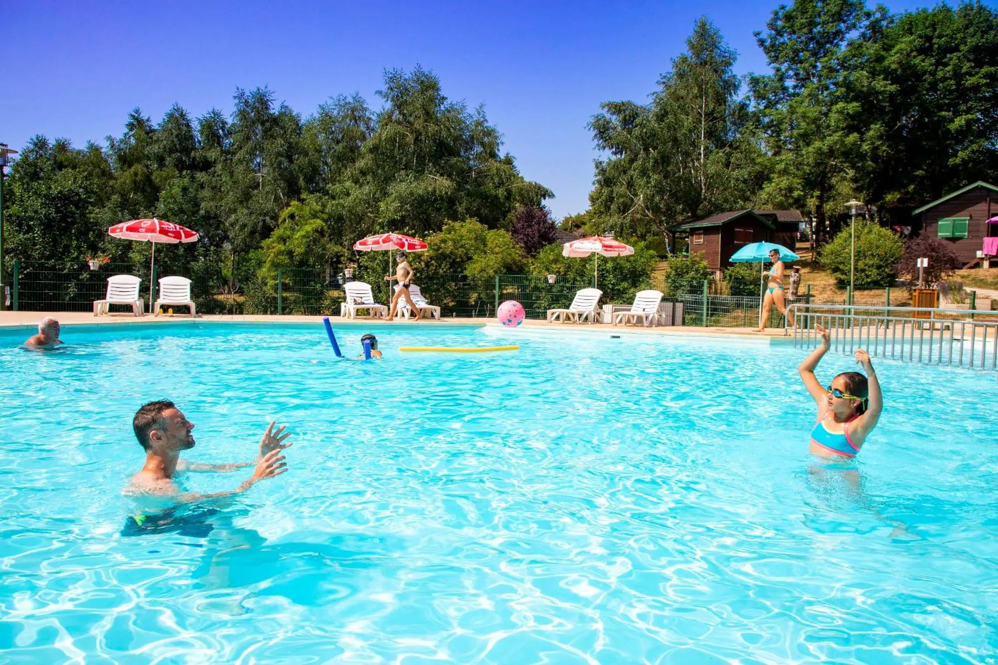 Swimming pool in Camping de Tauves