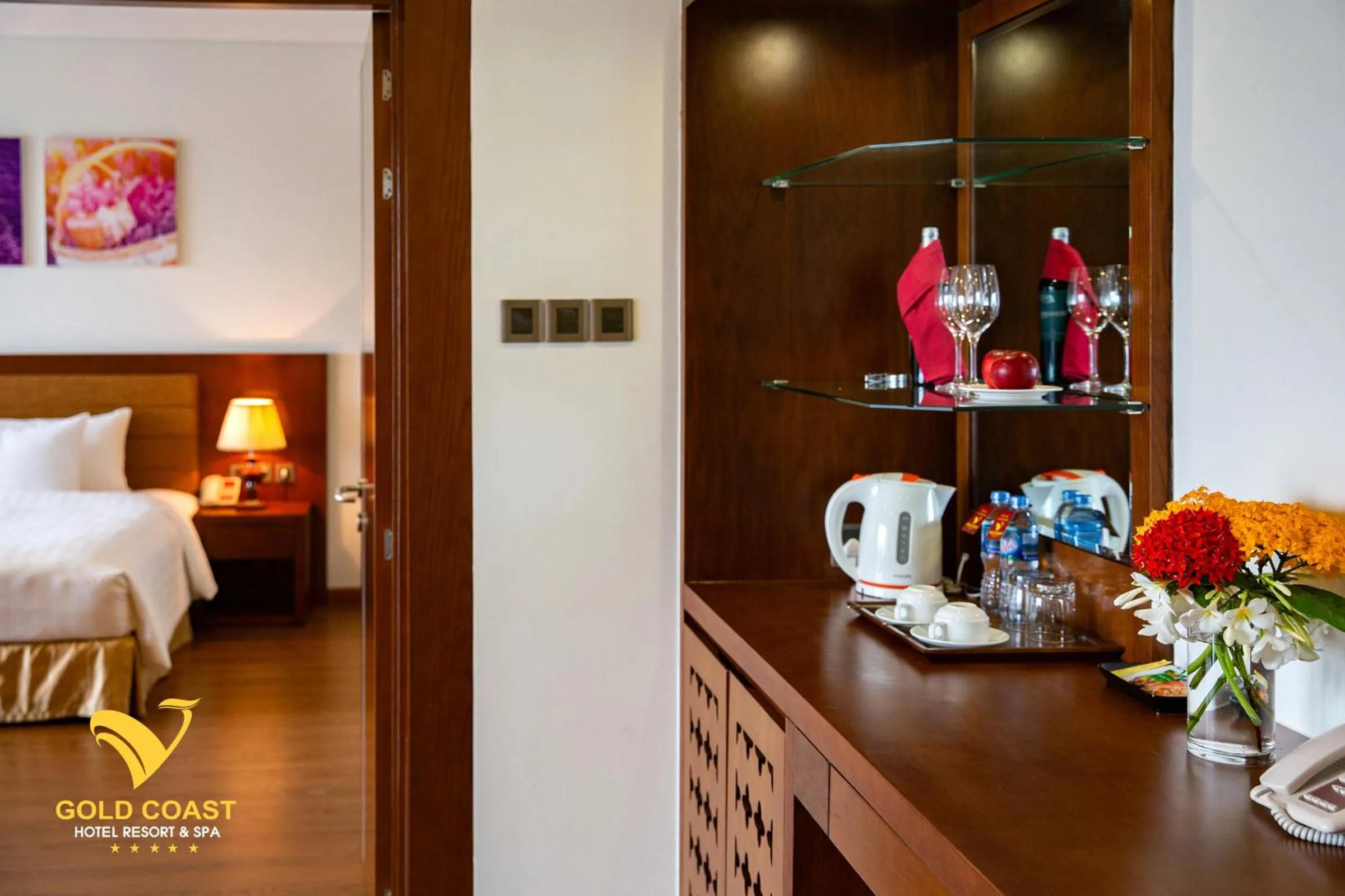 Coffee/tea facilities, Bed in Gold Coast Hotel Resort & Spa