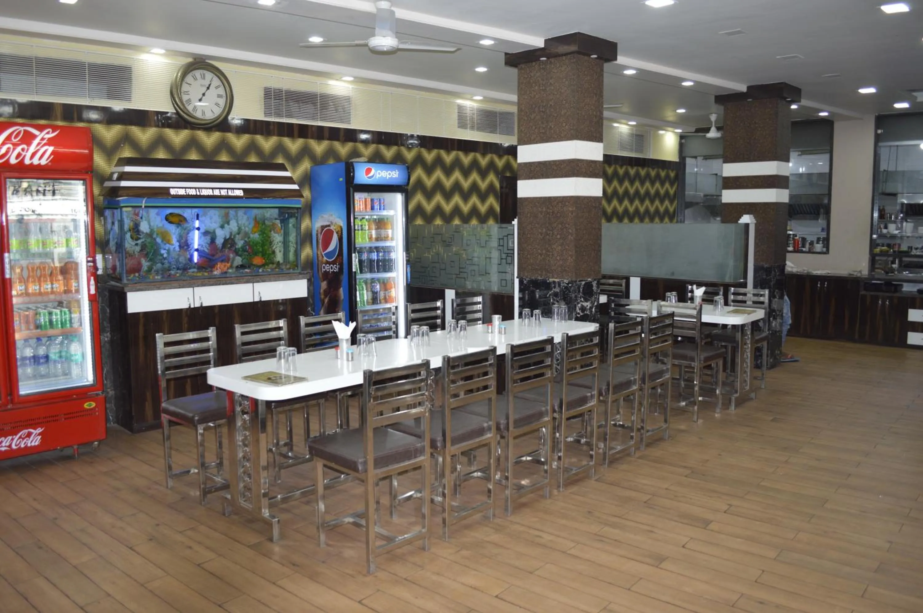 Restaurant/places to eat in Hotel Royal Ajmer