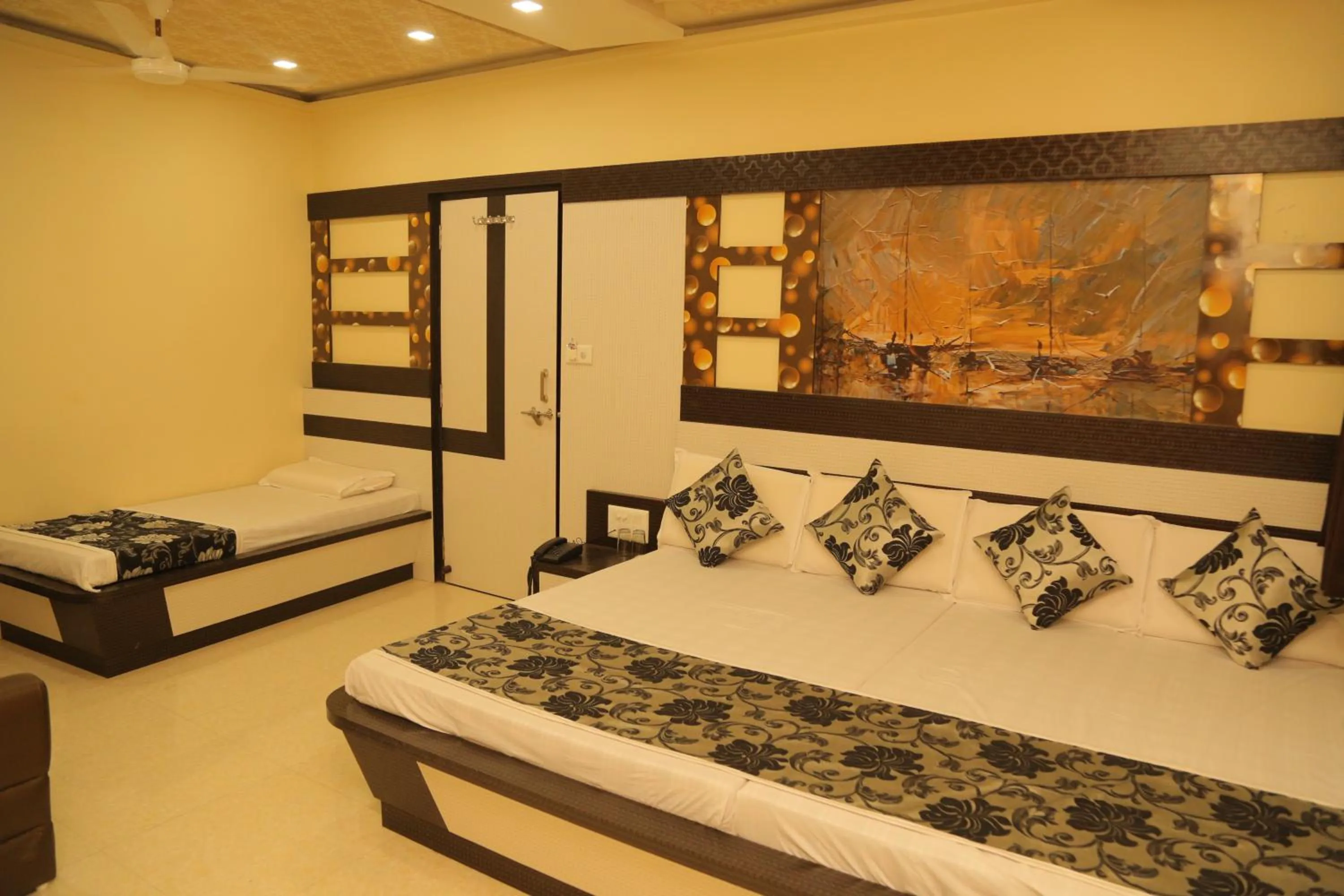Living room, Bed in Hotel Royal Ajmer