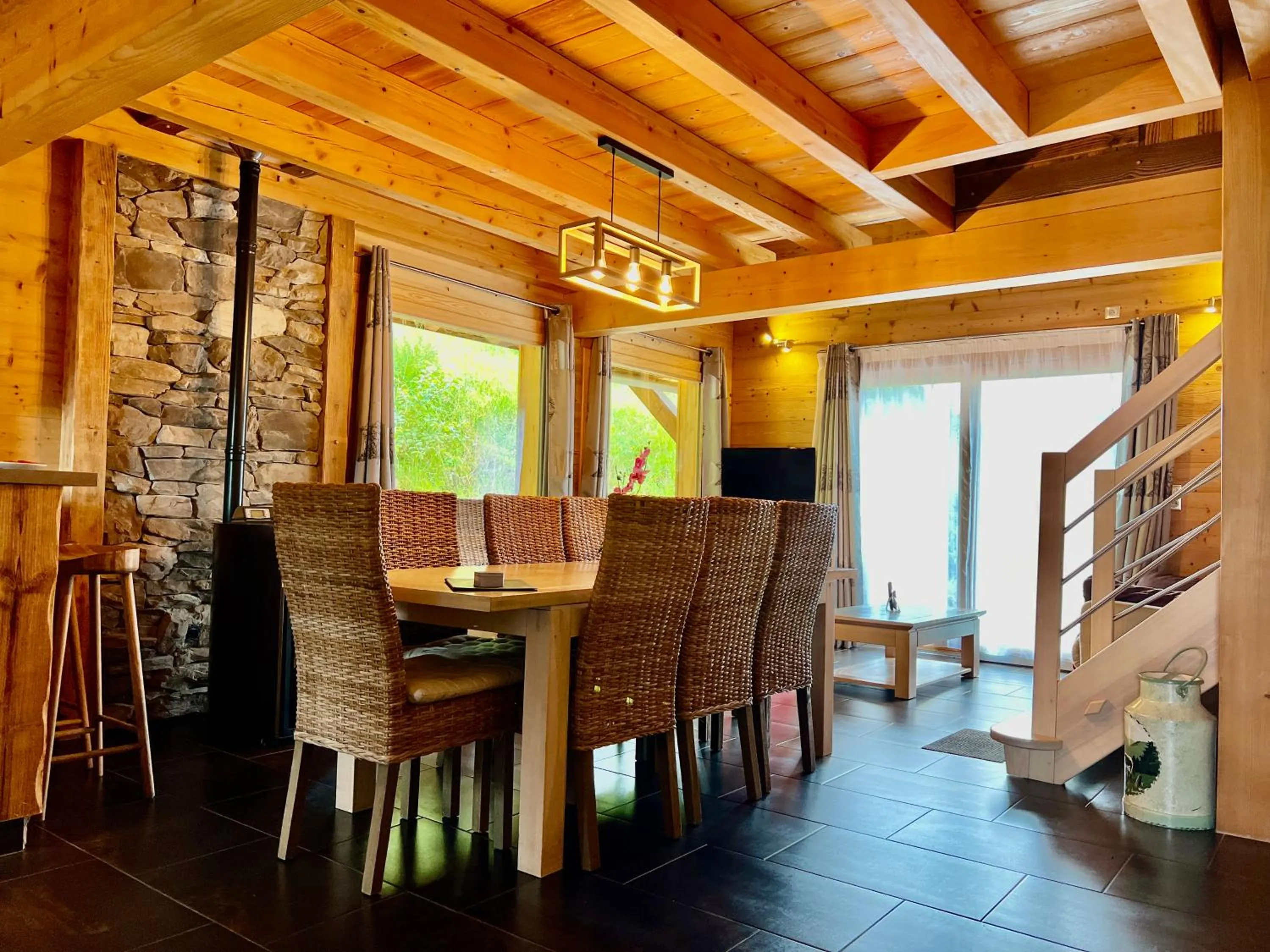 LOGIS HÔTEL, CHALETS et RESTAURANT LES CHATELMINÉS