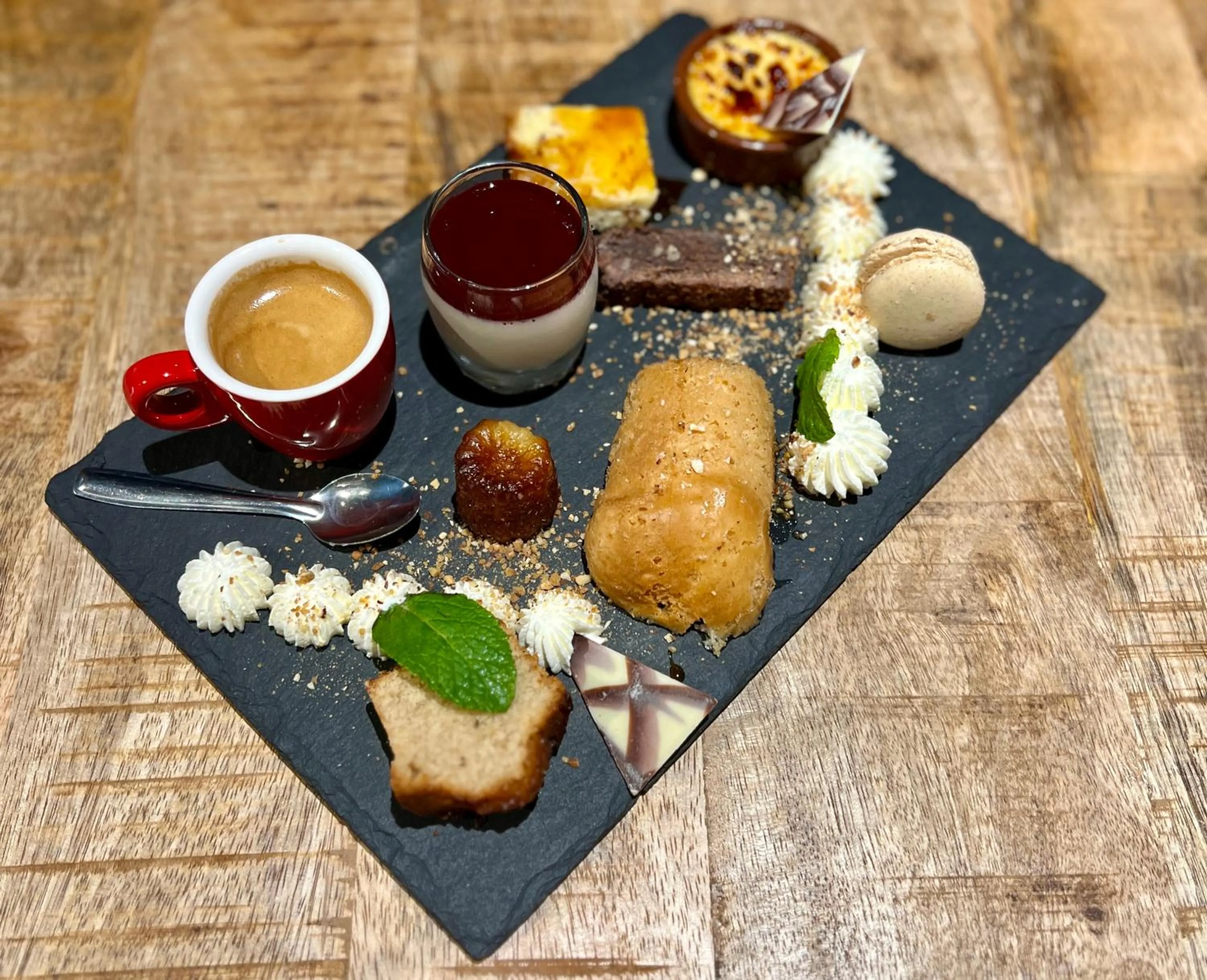 Restaurant/places to eat in LOGIS HÔTEL, CHALETS et RESTAURANT LES CHATELMINÉS