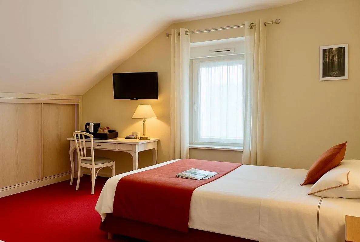 Double Room in LOGIS HÔTEL, CHALETS et RESTAURANT LES CHATELMINÉS