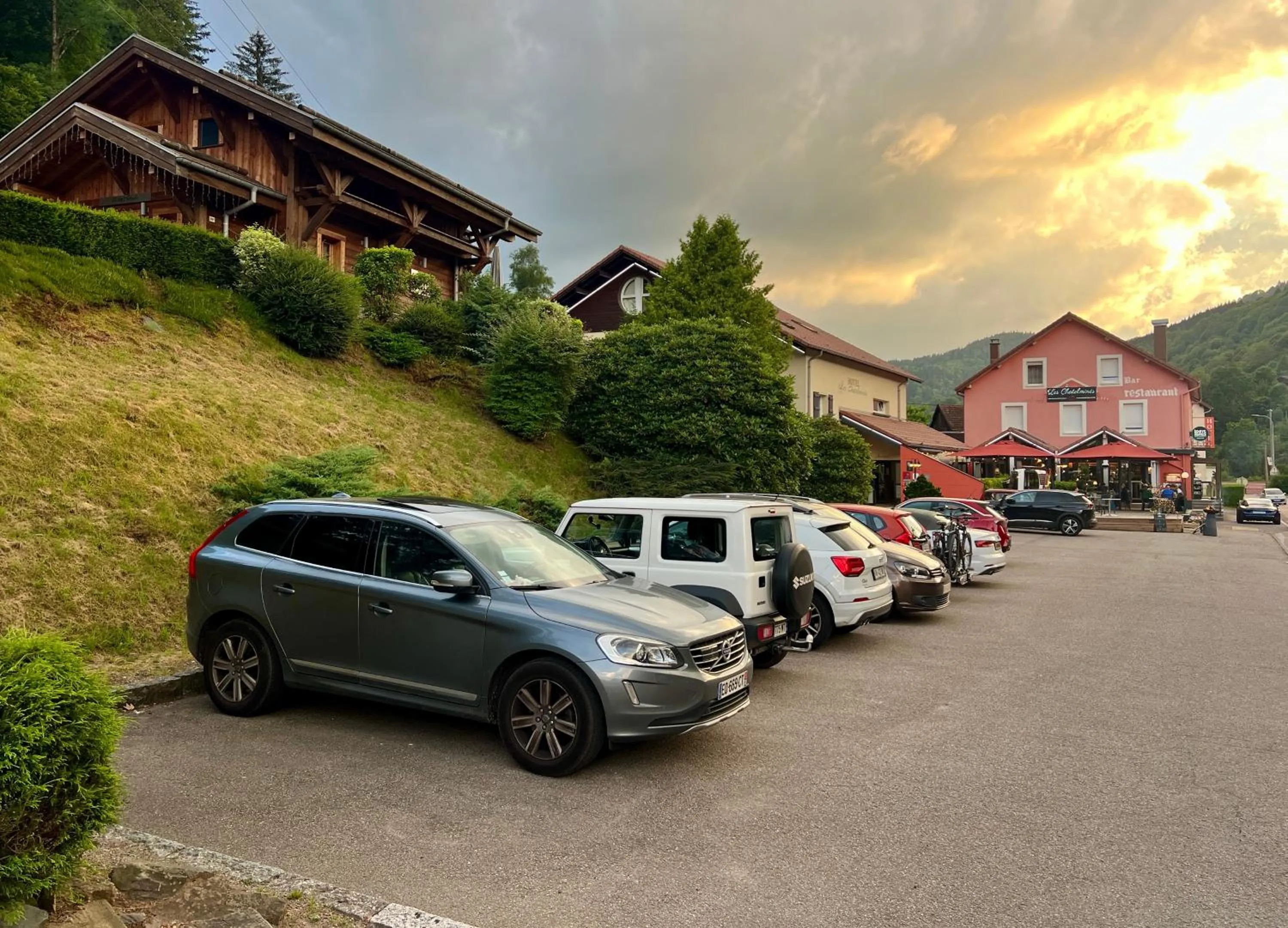 LOGIS HÔTEL, CHALETS et RESTAURANT LES CHATELMINÉS
