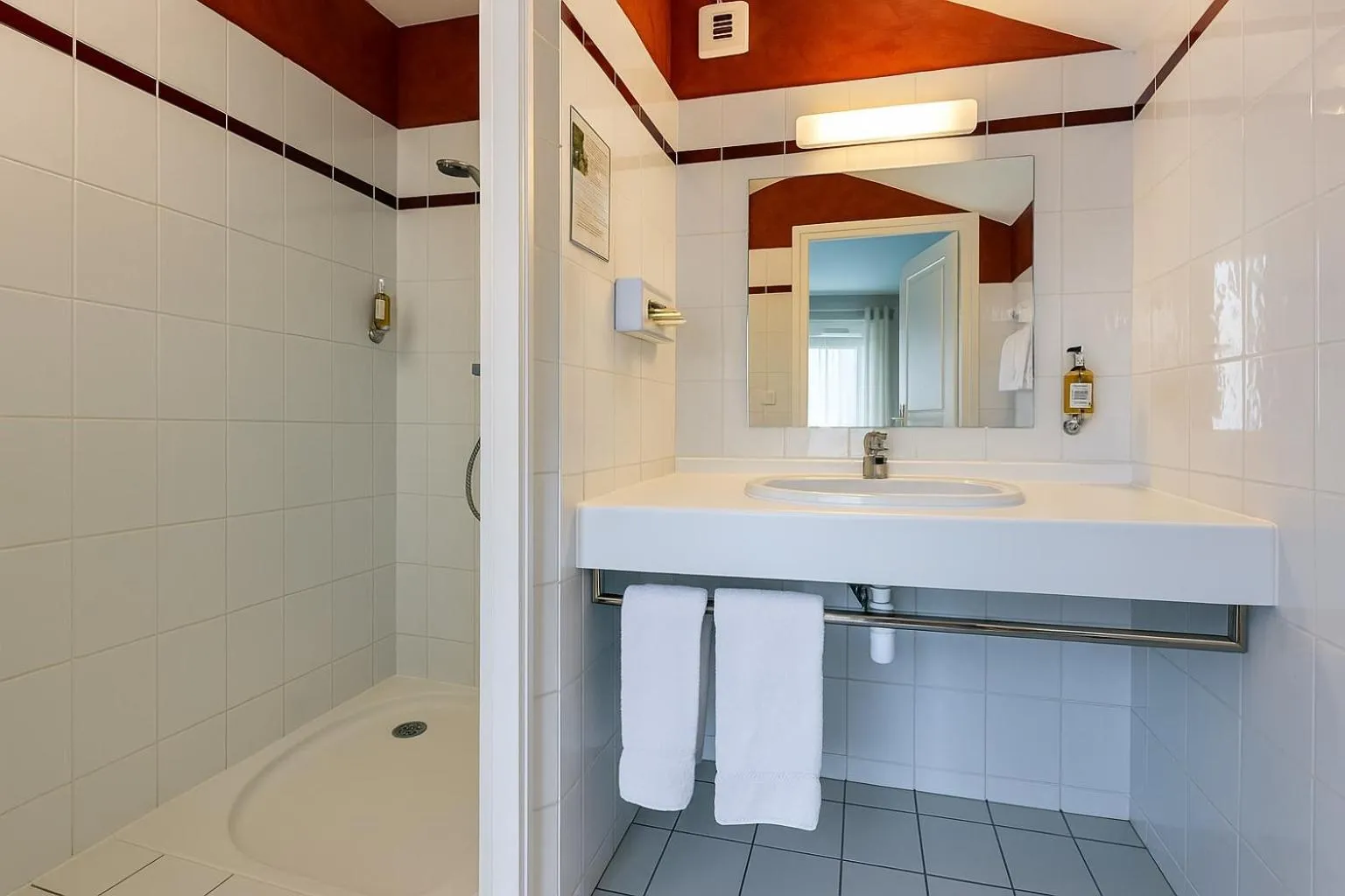 LOGIS HÔTEL, CHALETS et RESTAURANT LES CHATELMINÉS