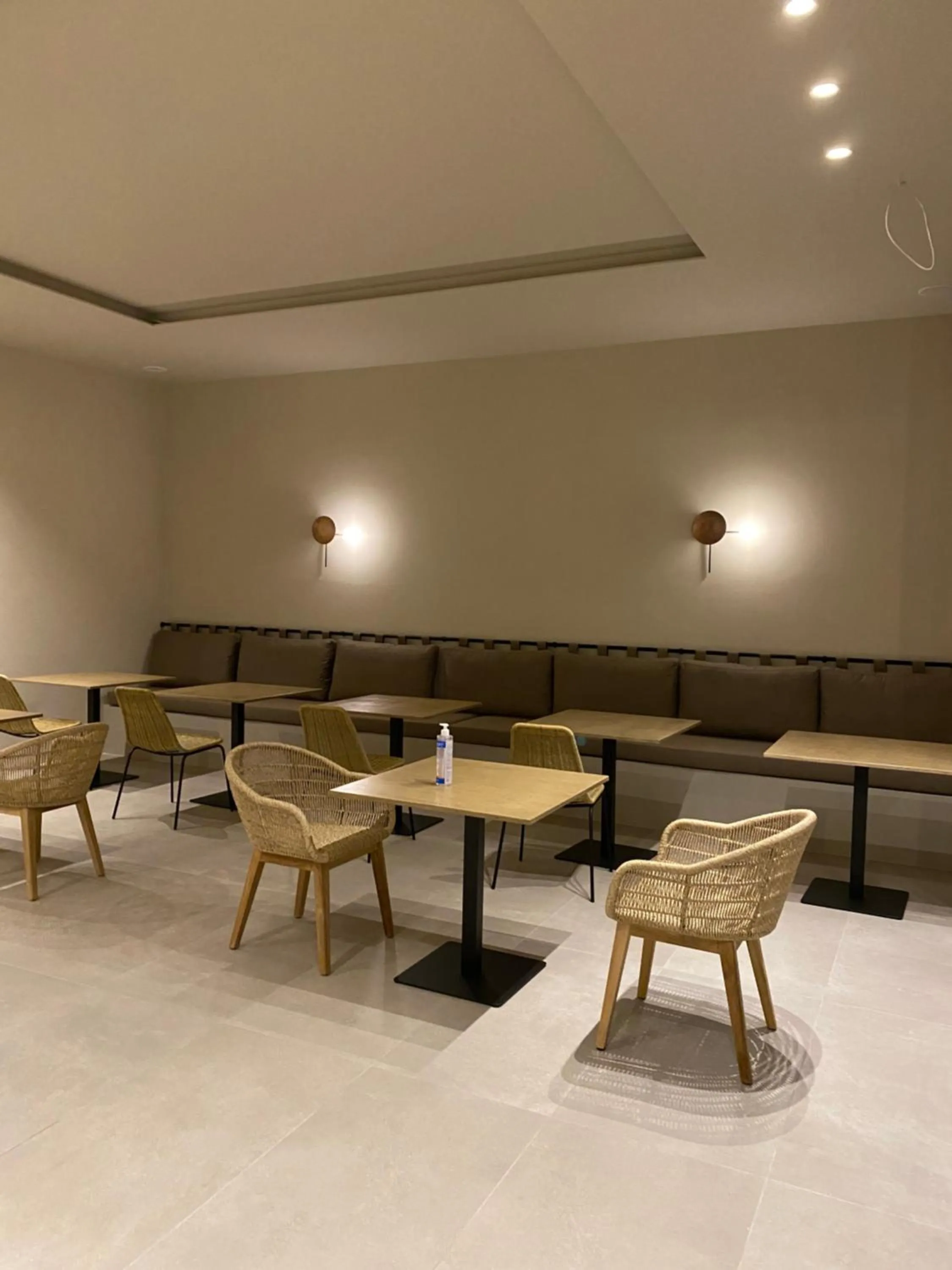 Restaurant/places to eat in Panas Hotel