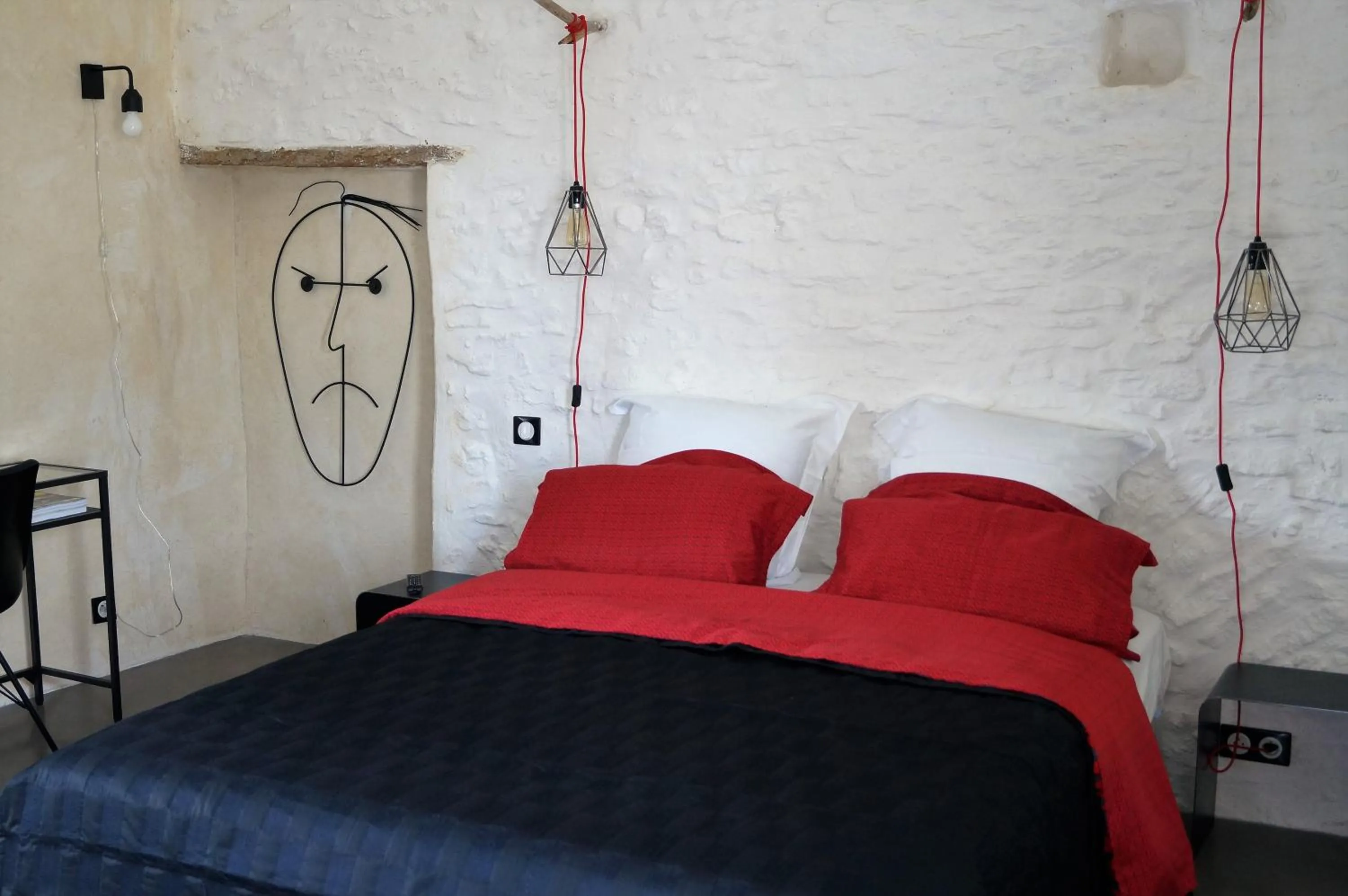 Decorative detail, Bed in le mas de colongene