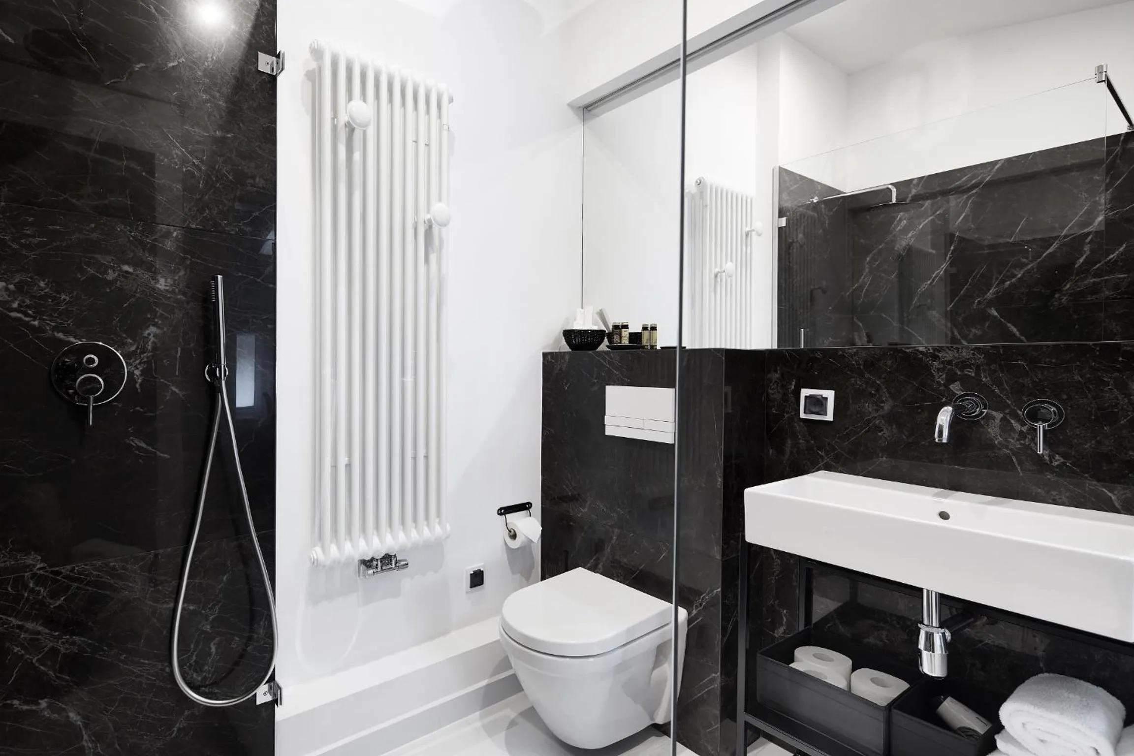 Shower in St Agnes Apartments Old Town