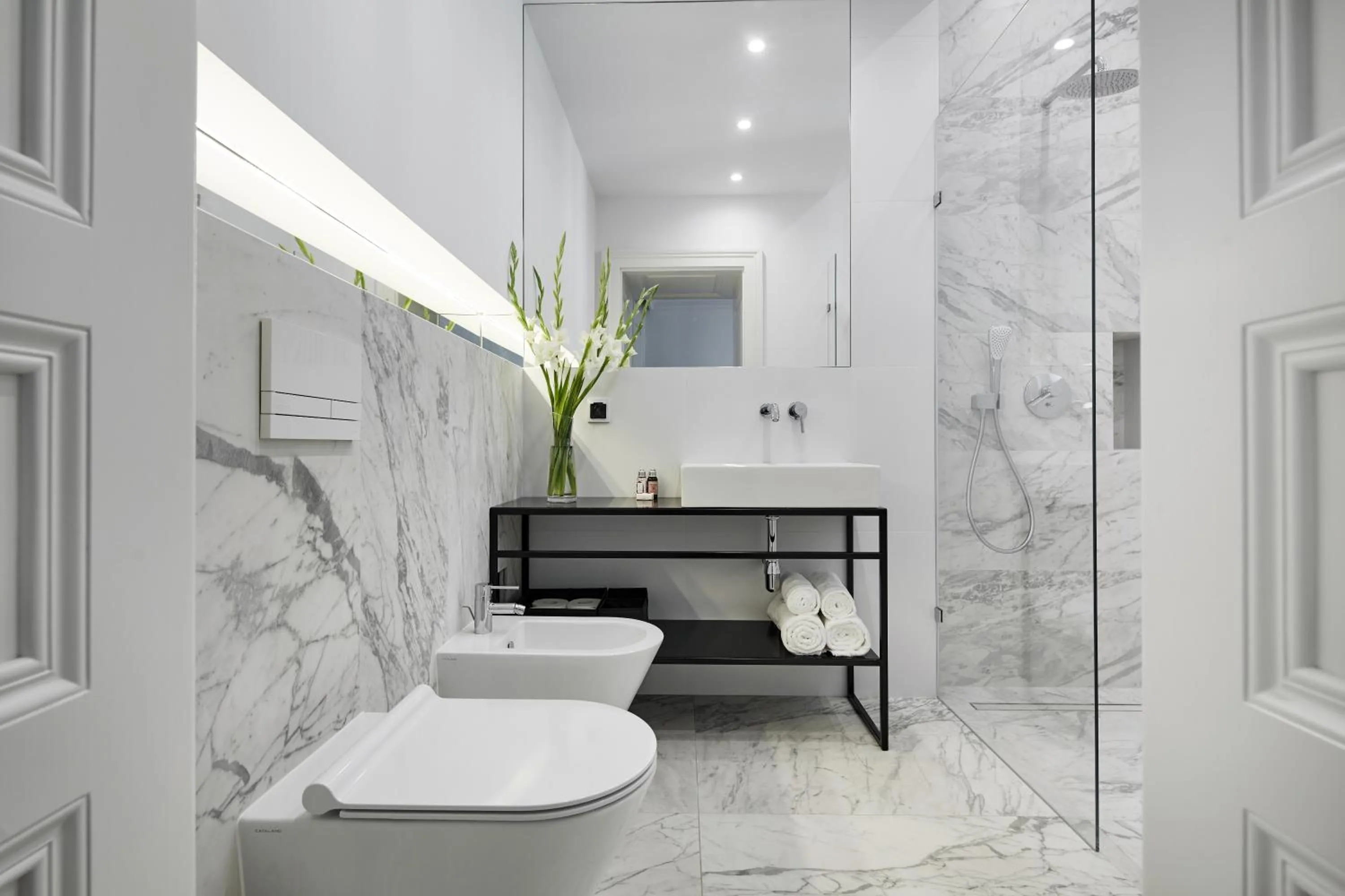 Shower in St Agnes Apartments Old Town