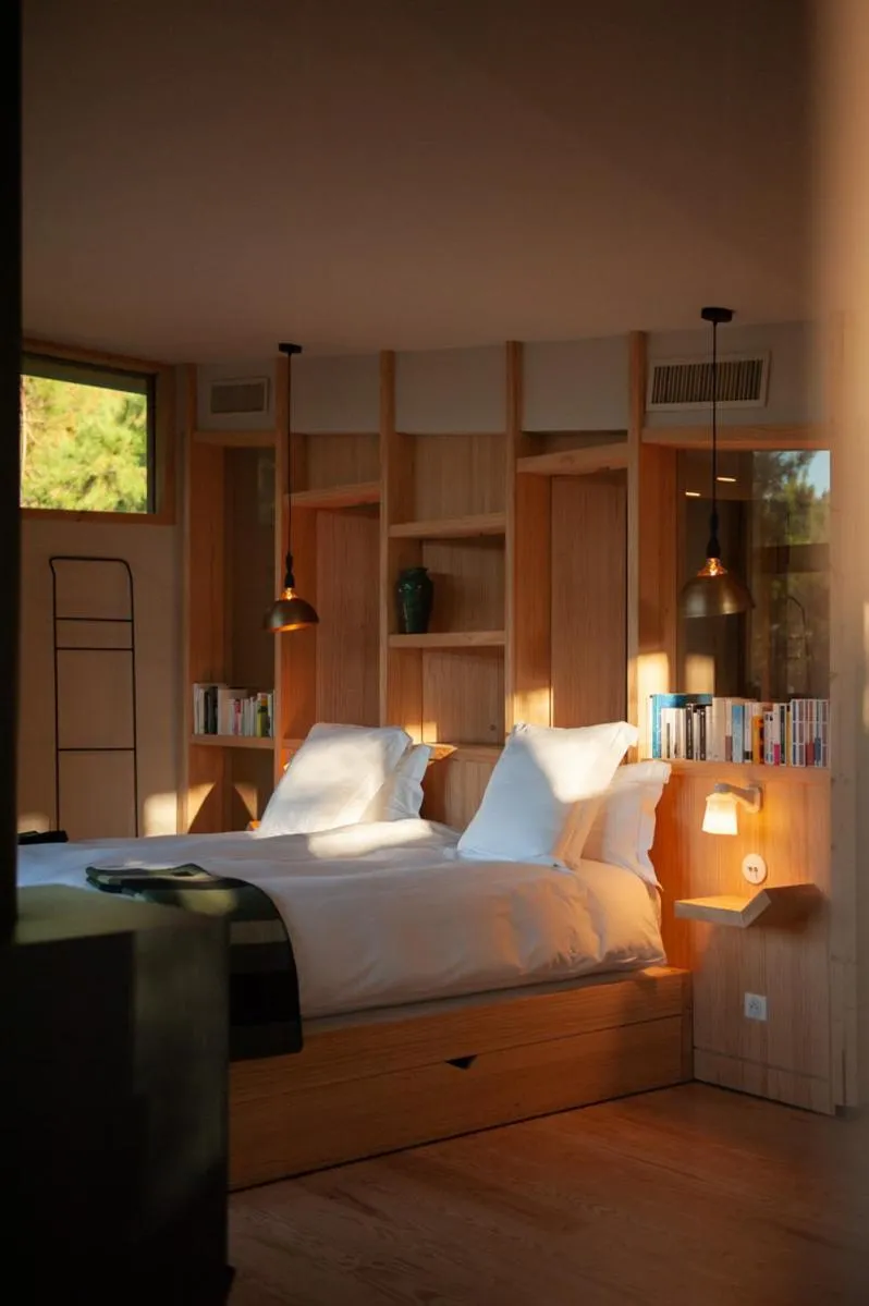 Bed in Les Échasses Golf & Surf Eco Lodge