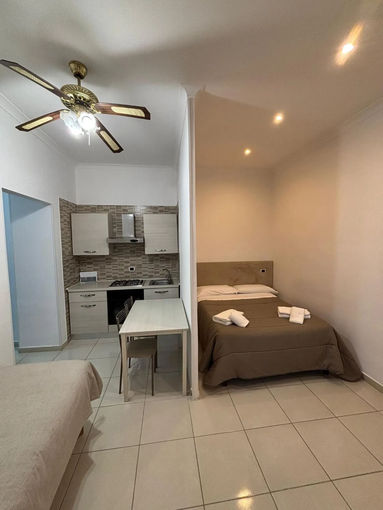 Kitchen or kitchenette, Bed in Home To Fly