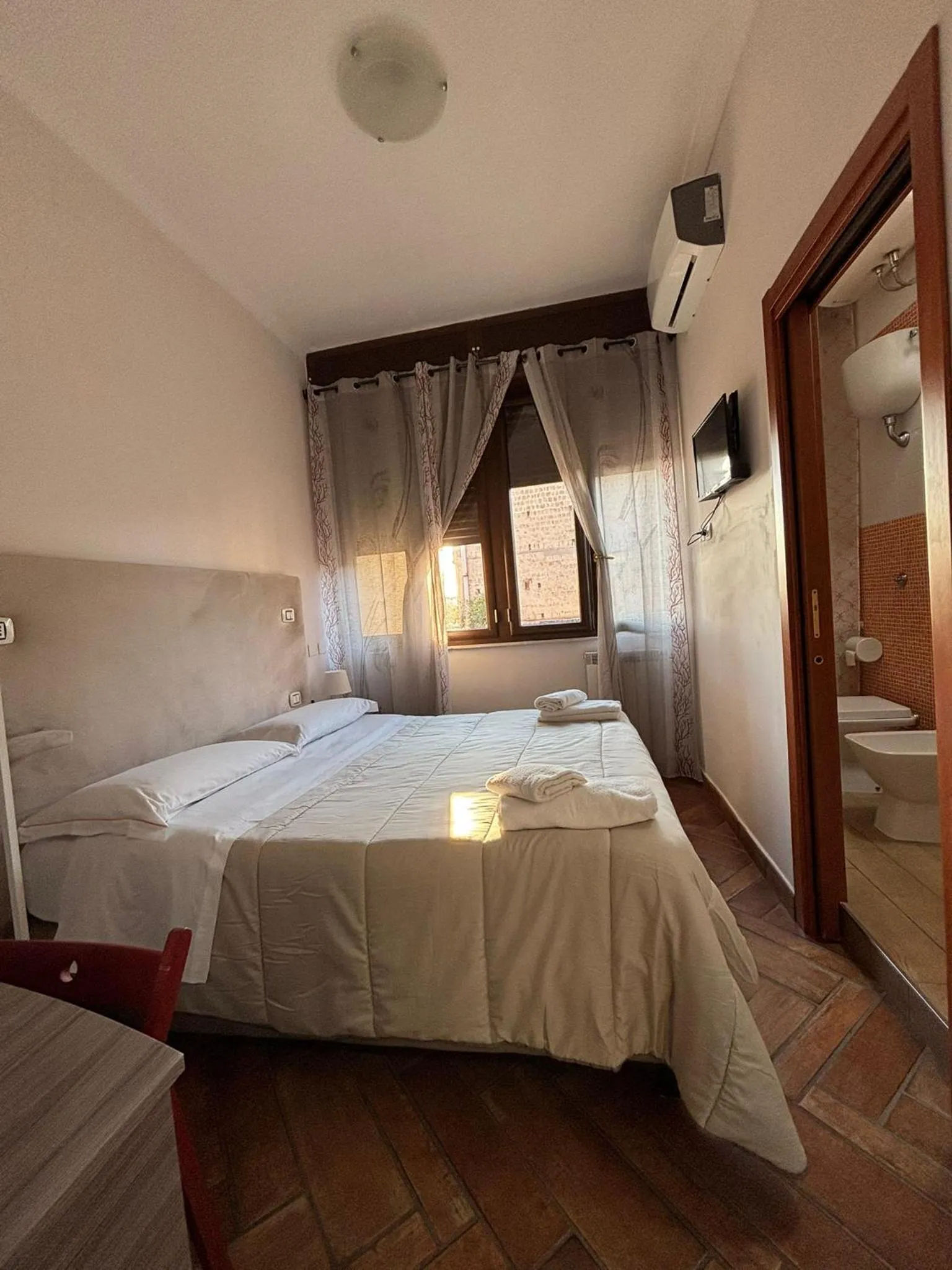 Bedroom, Bed in Home To Fly