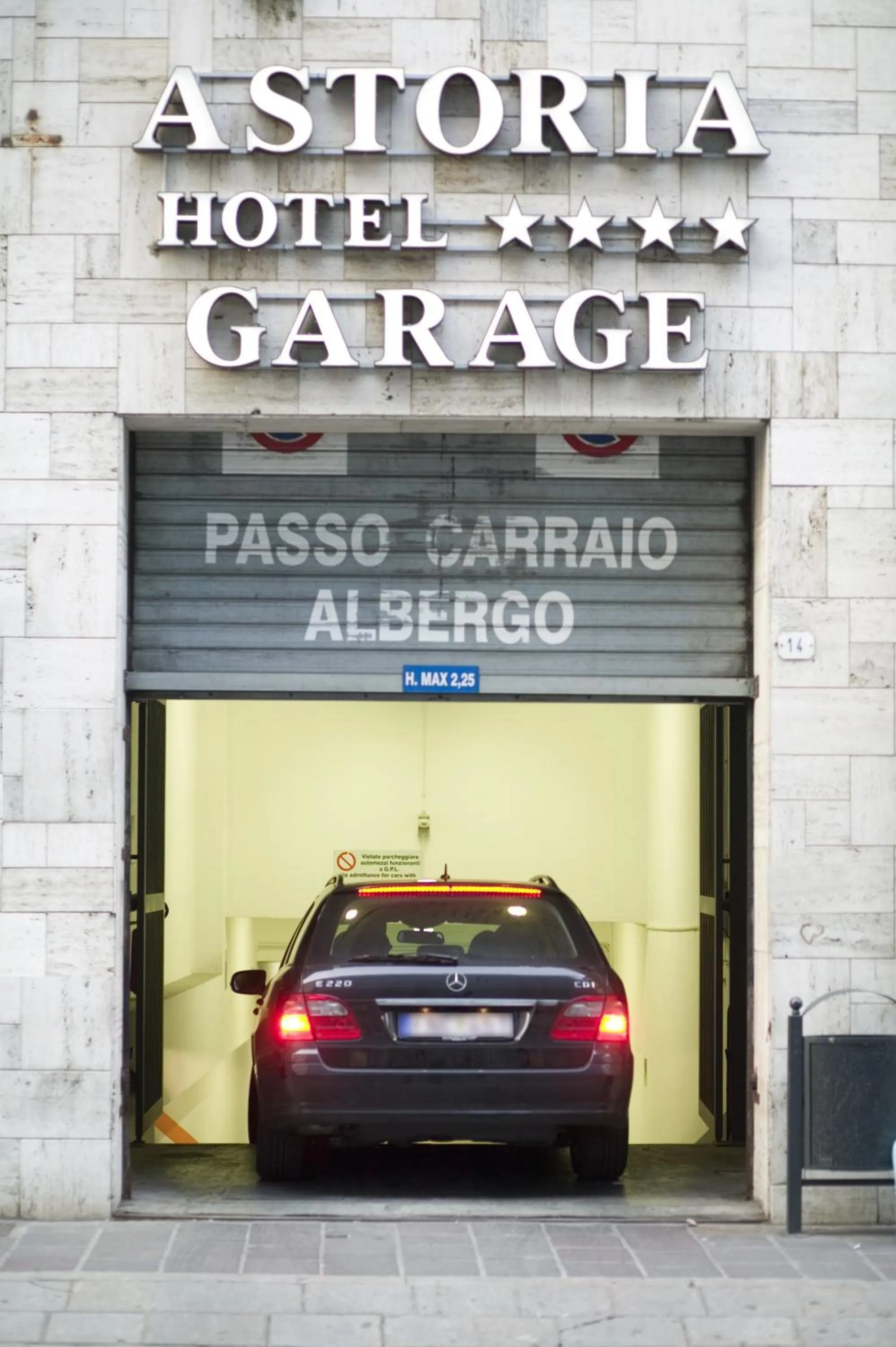 Facade/entrance in Astoria Hotel Italia