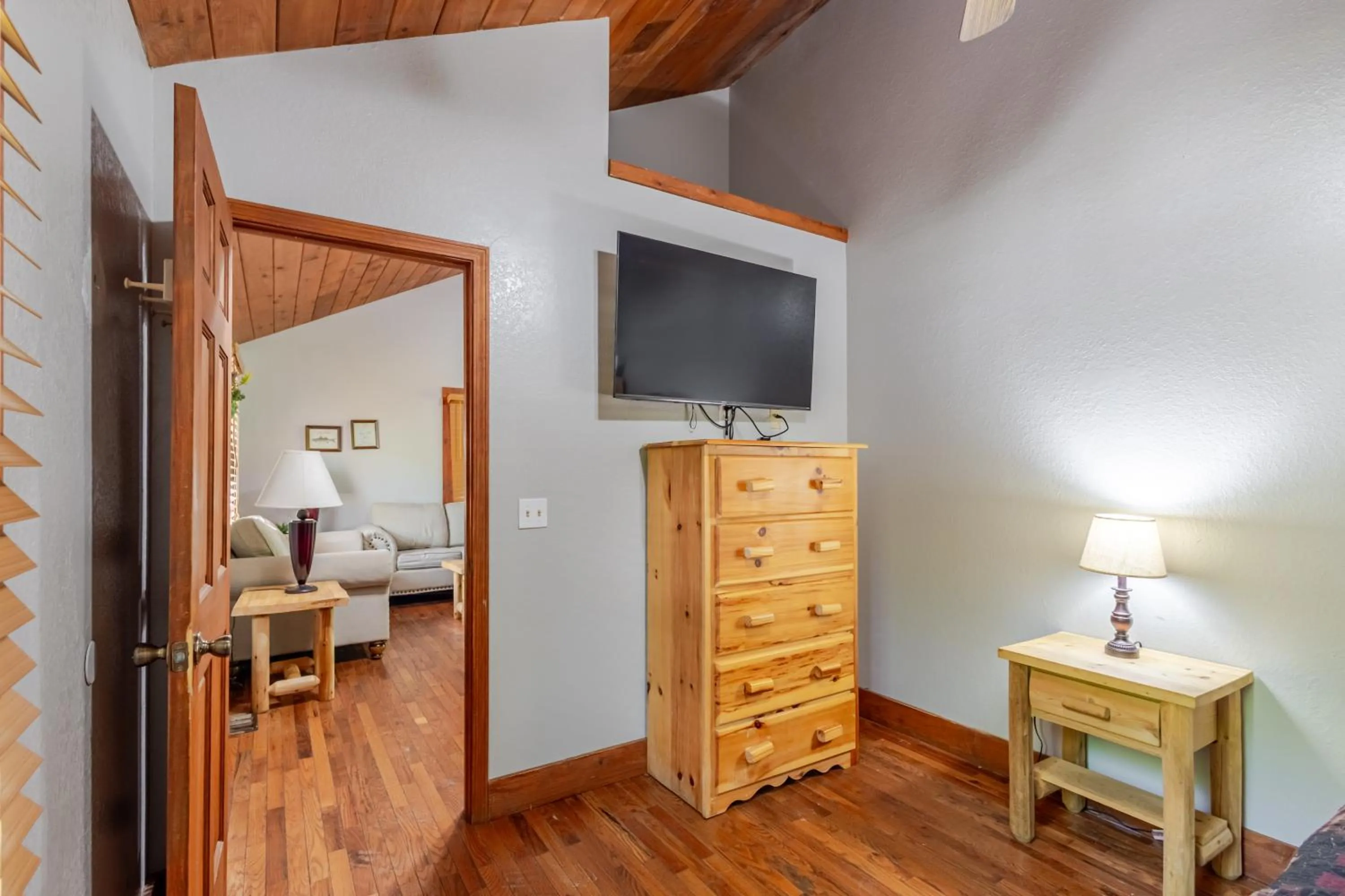 Bed in Qualla Cabins and Motel Cherokee near Casino