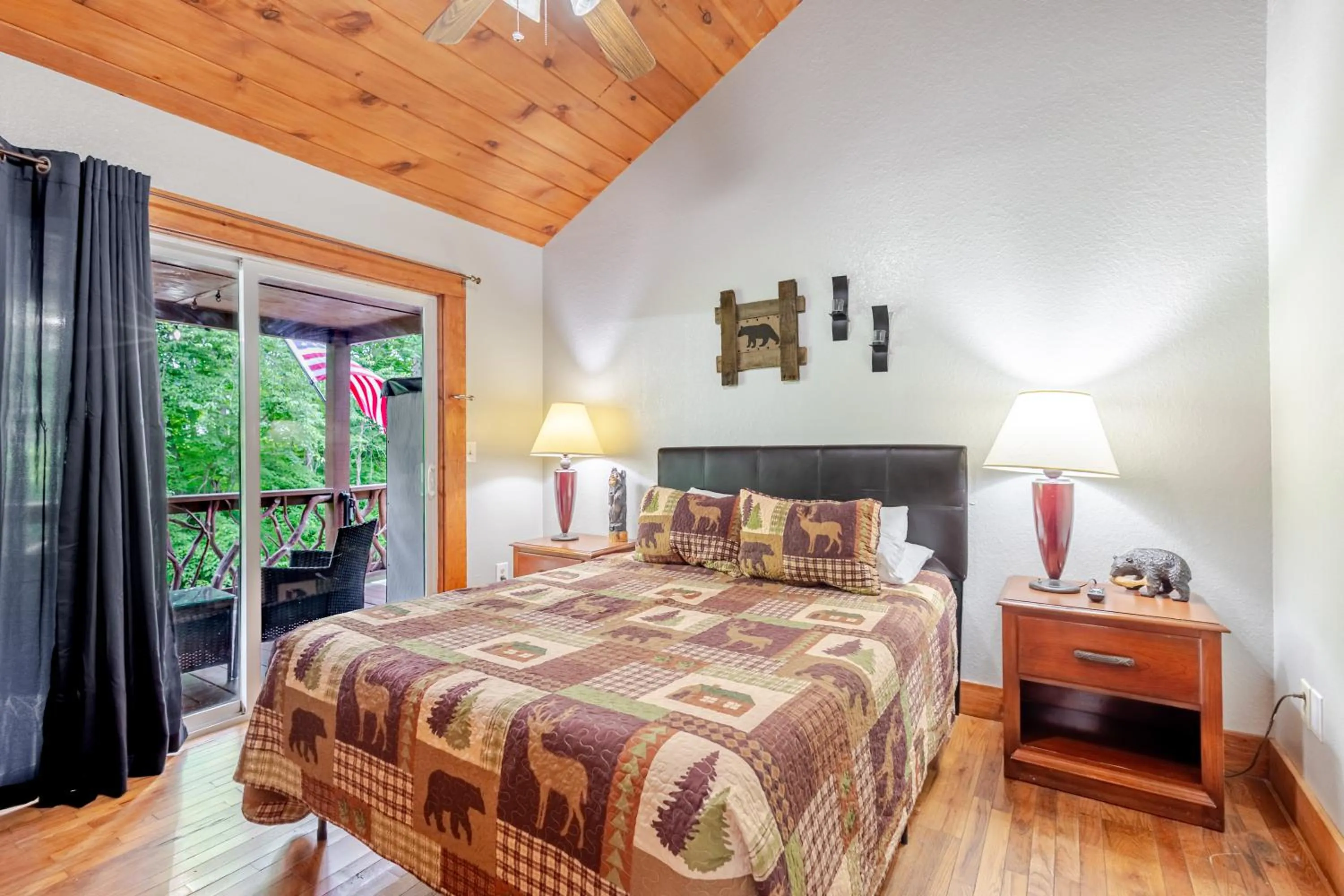 Bedroom, Bed in Qualla Cabins and Motel Cherokee near Casino