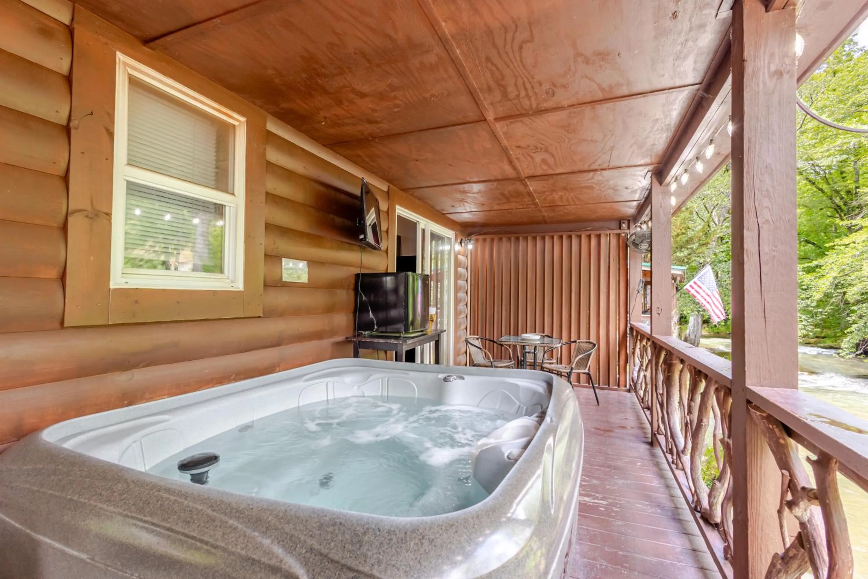 Hot Tub in Qualla Cabins and Motel Cherokee near Casino