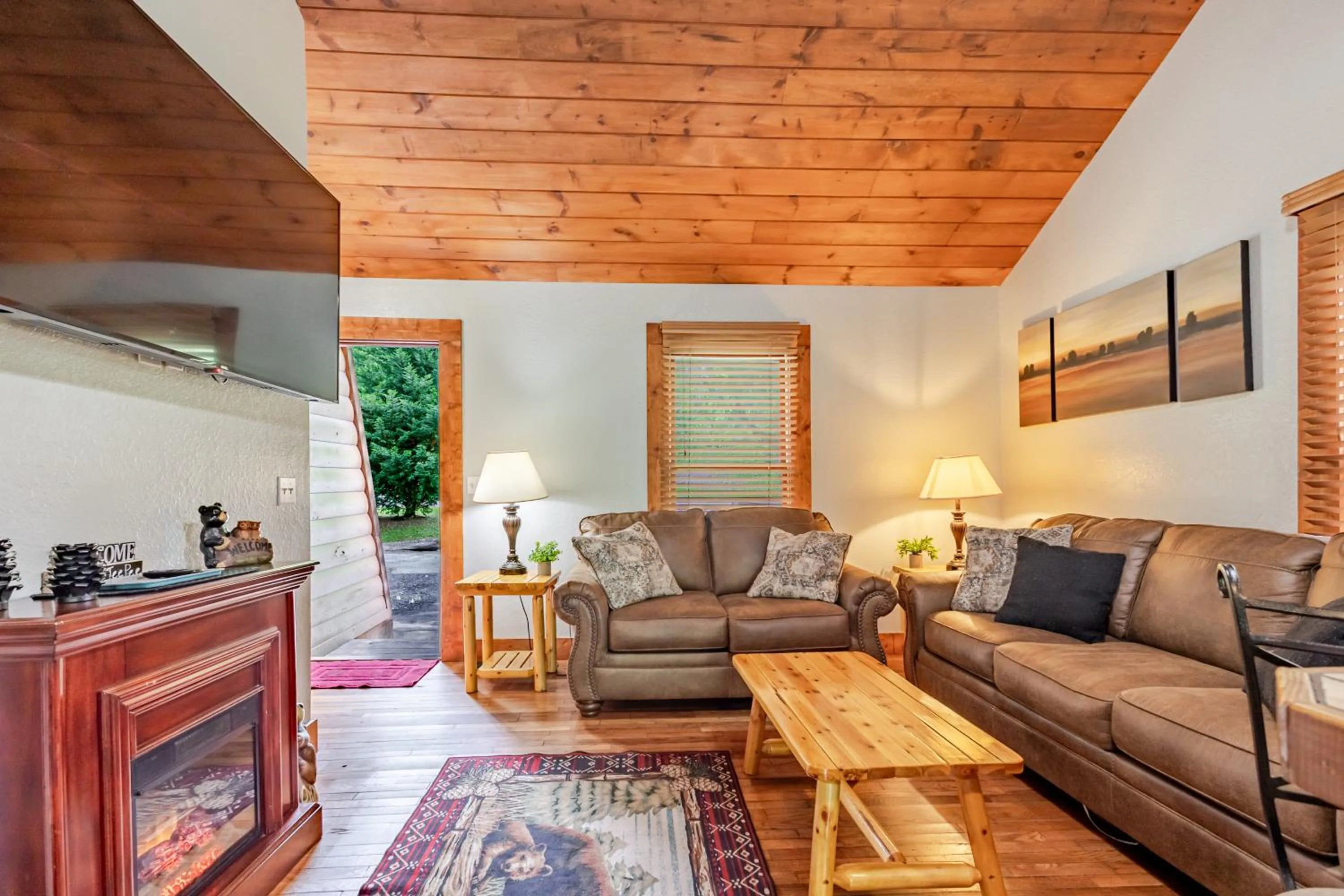 Living room in Qualla Cabins and Motel Cherokee near Casino