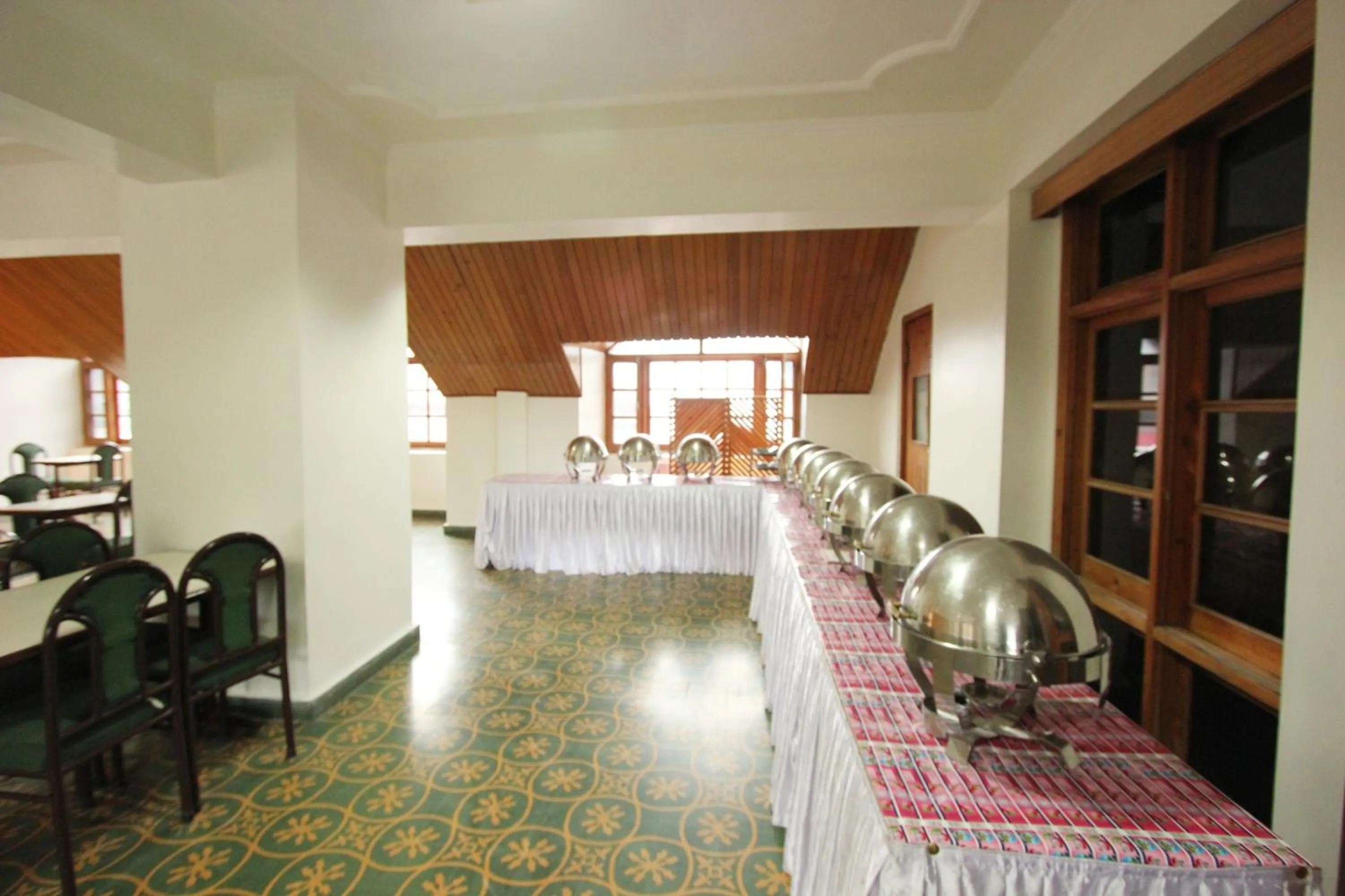 Restaurant/places to eat in Hotel Snow View Manali
