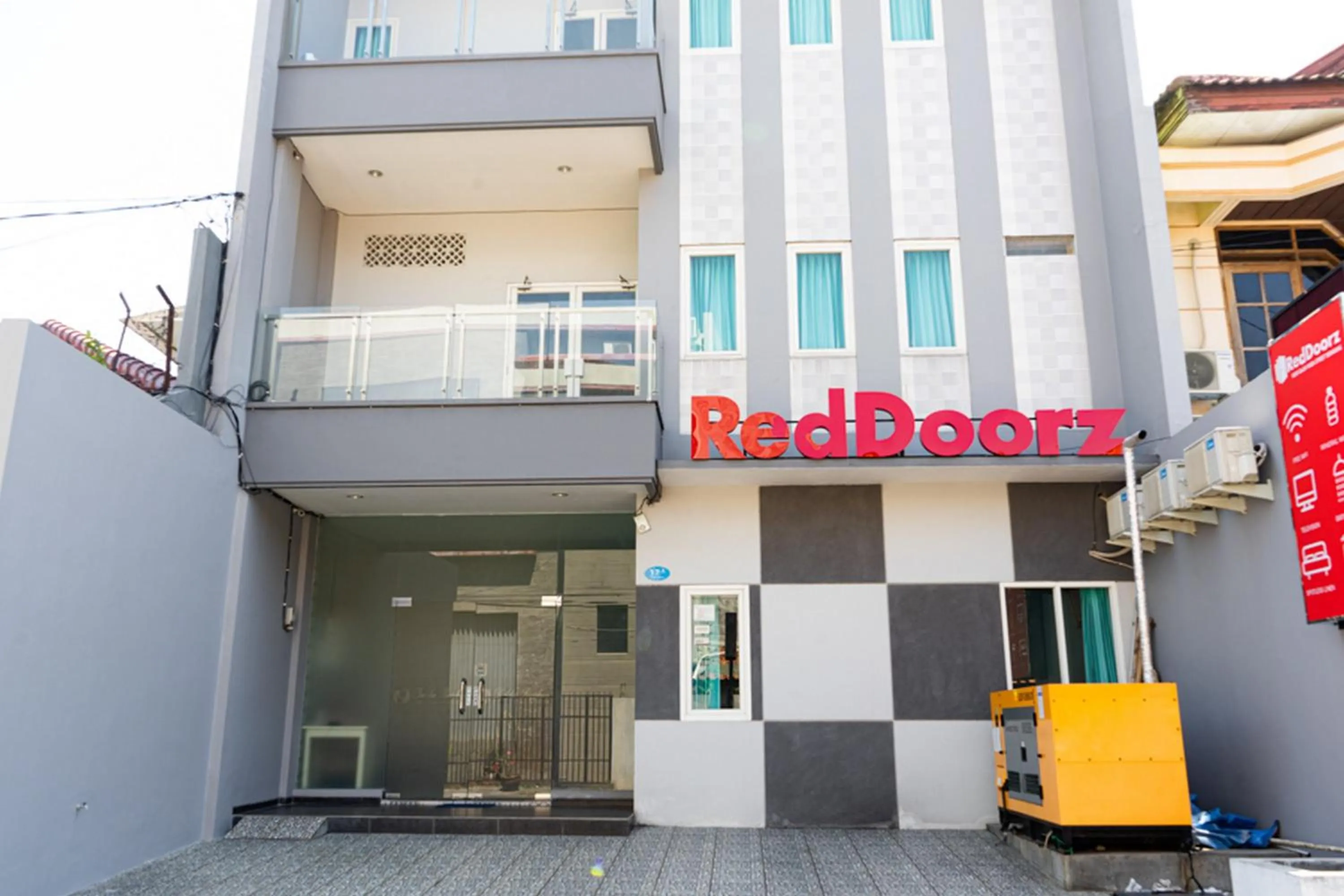 Property building in RedDoorz Near Gajah Mada Street Semarang