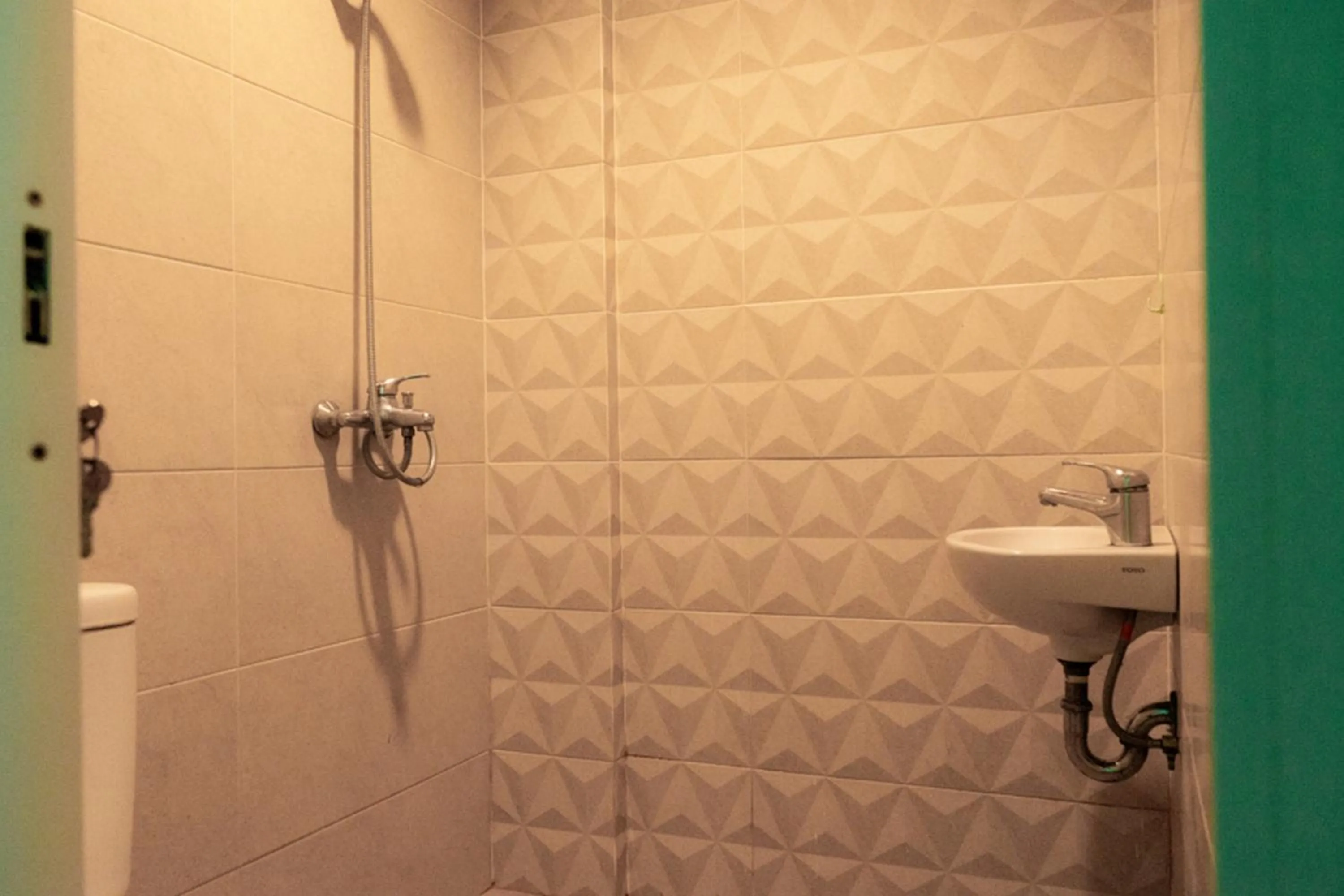 Bathroom in RedDoorz Near Gajah Mada Street Semarang