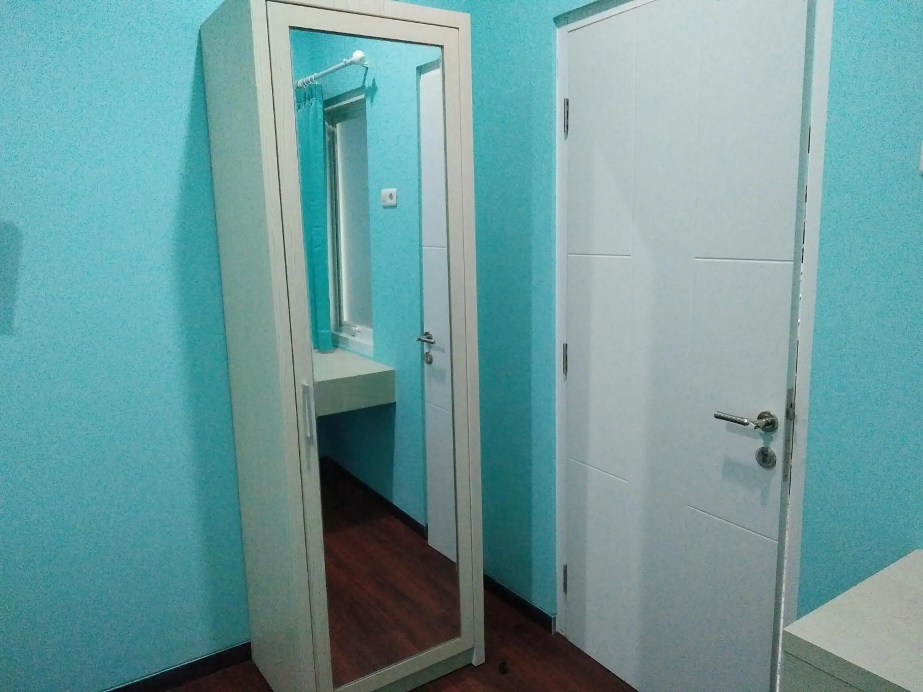 Photo of the whole room in RedDoorz Near Gajah Mada Street Semarang