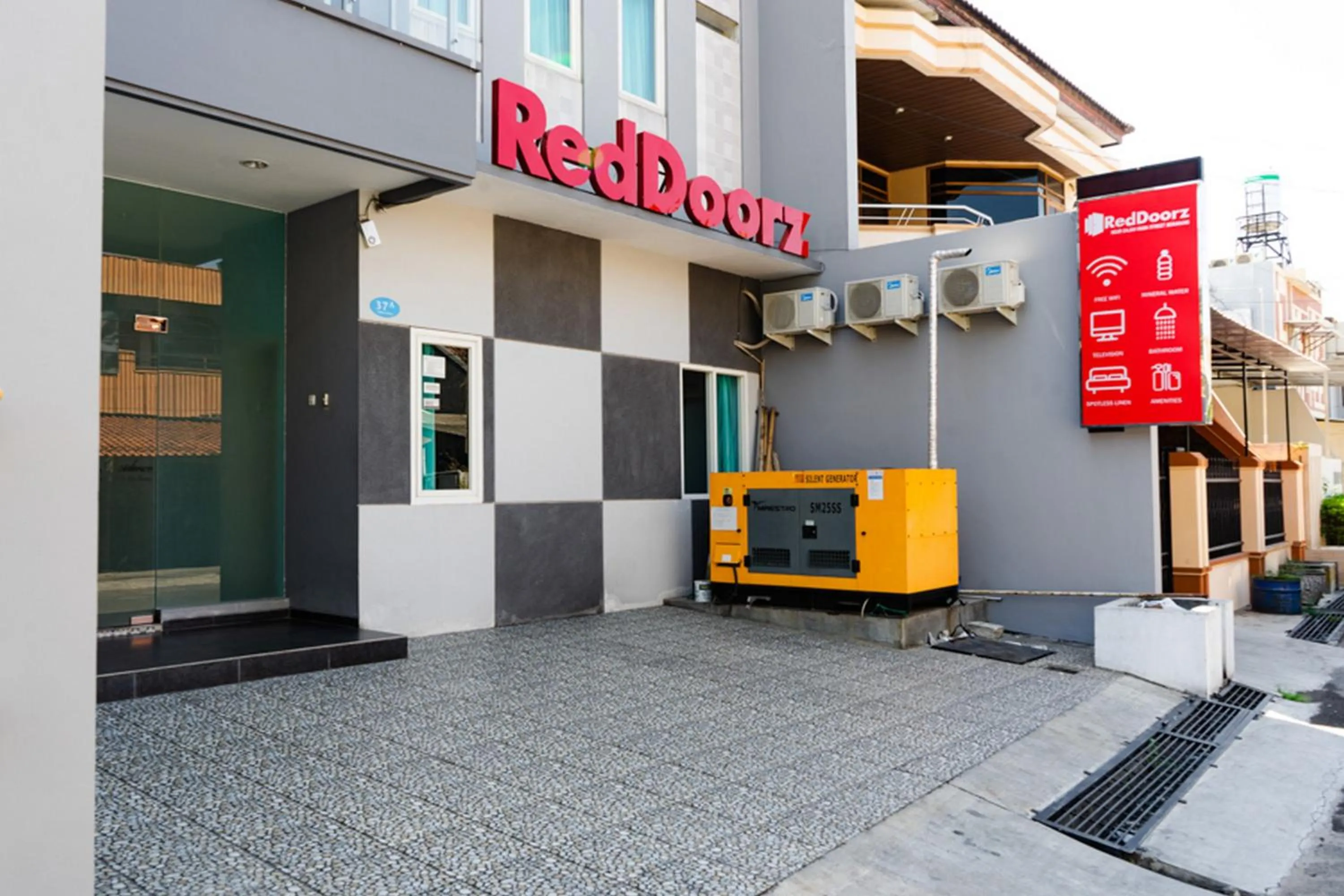 Facade/entrance in RedDoorz Near Gajah Mada Street Semarang
