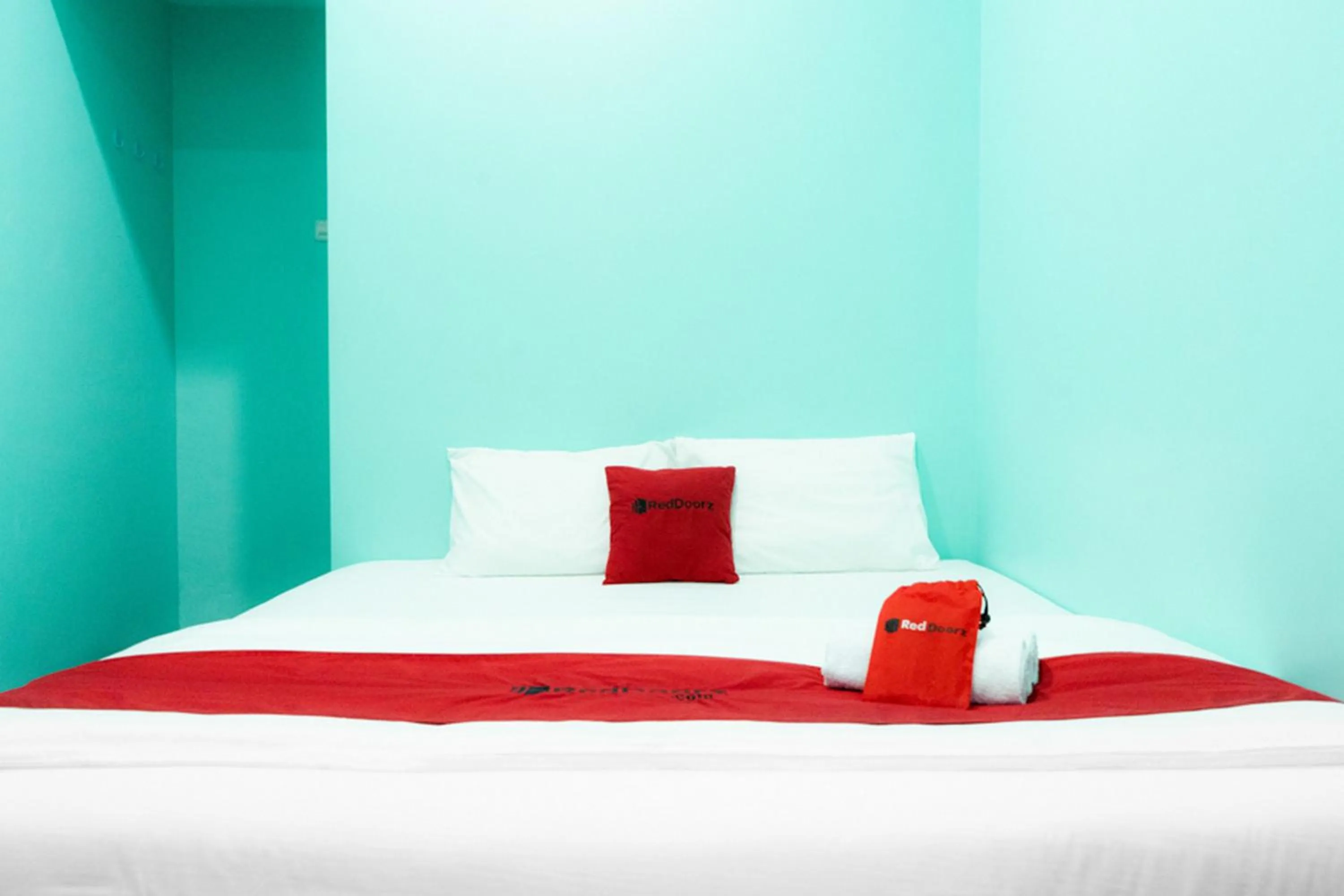 Bedroom, Bed in RedDoorz Near Gajah Mada Street Semarang