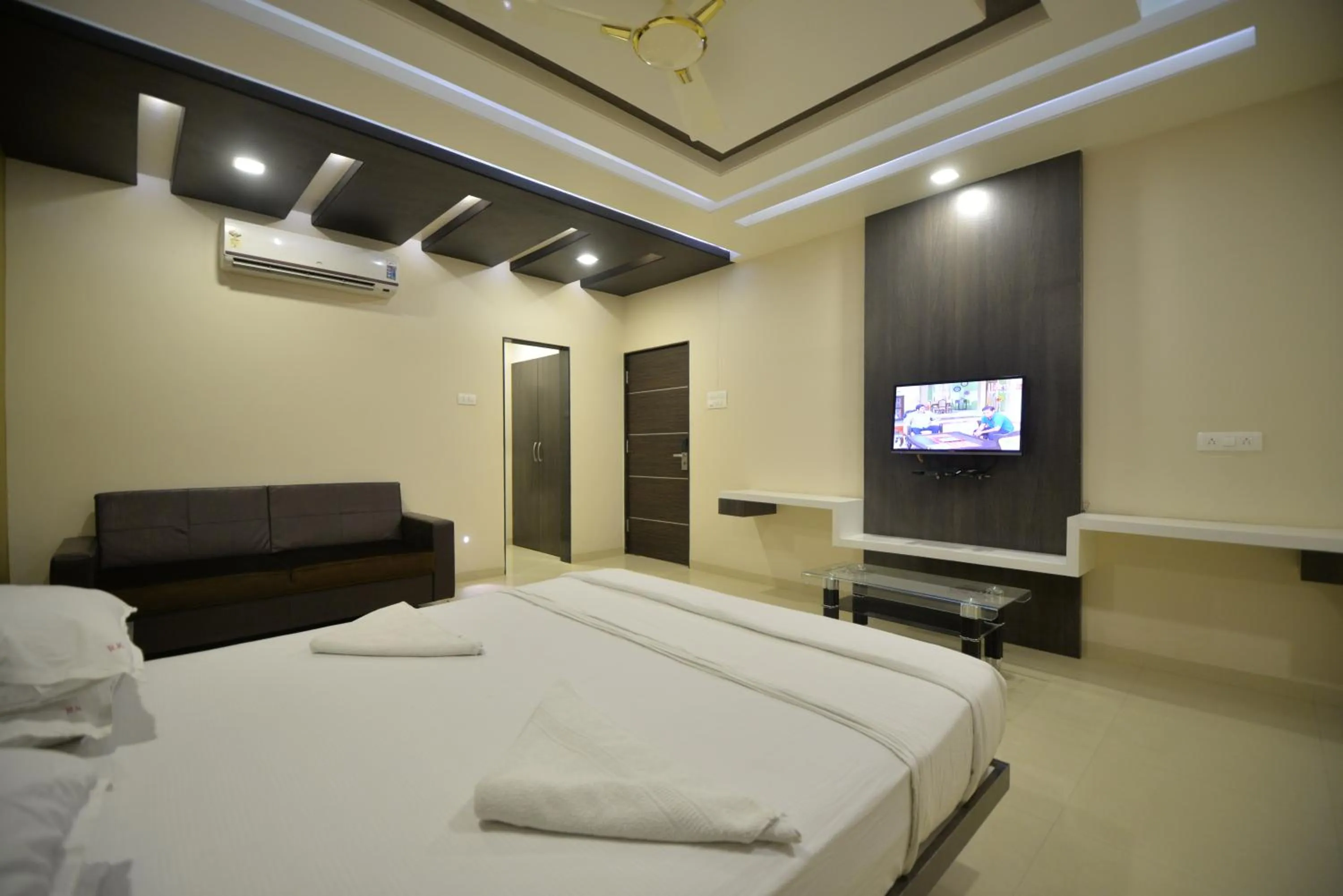 Bedroom, Bed in Hotel Radhe Krishna