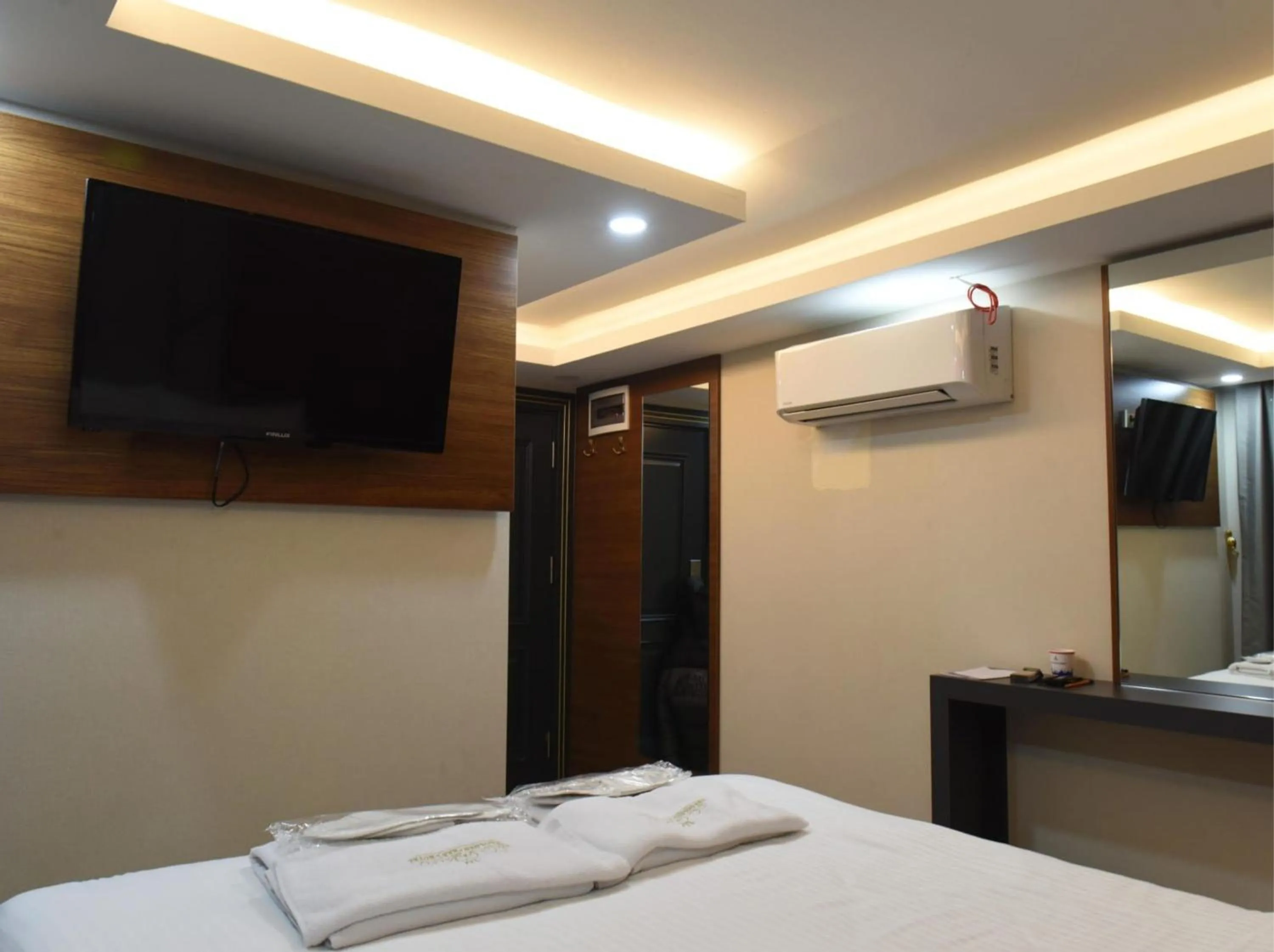 TV and multimedia, Bed in The Golden Pera's Hotel & Spa