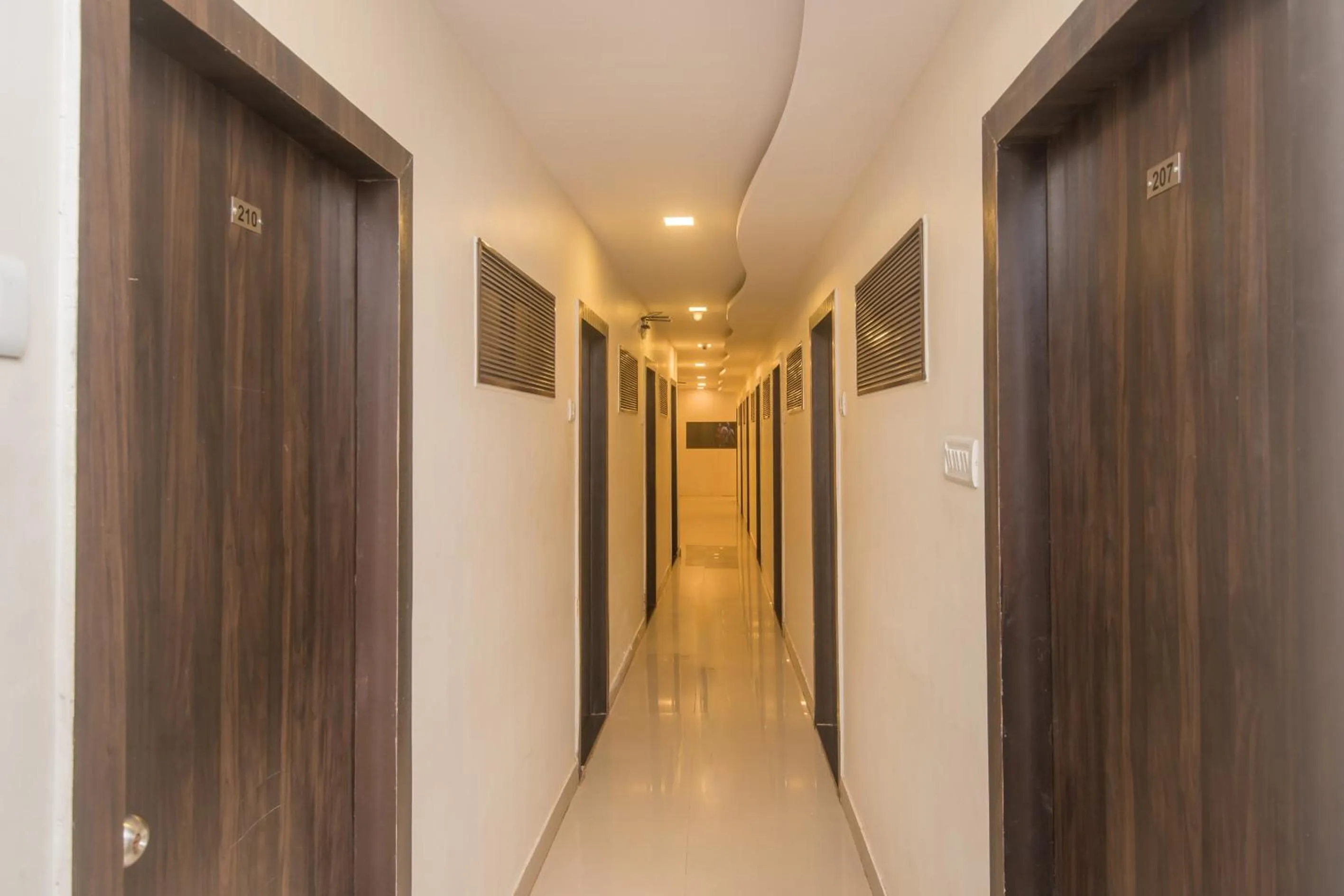 Lobby or reception in Hotel O Golden Nest Near Chhatrapati Shivaji International Airport