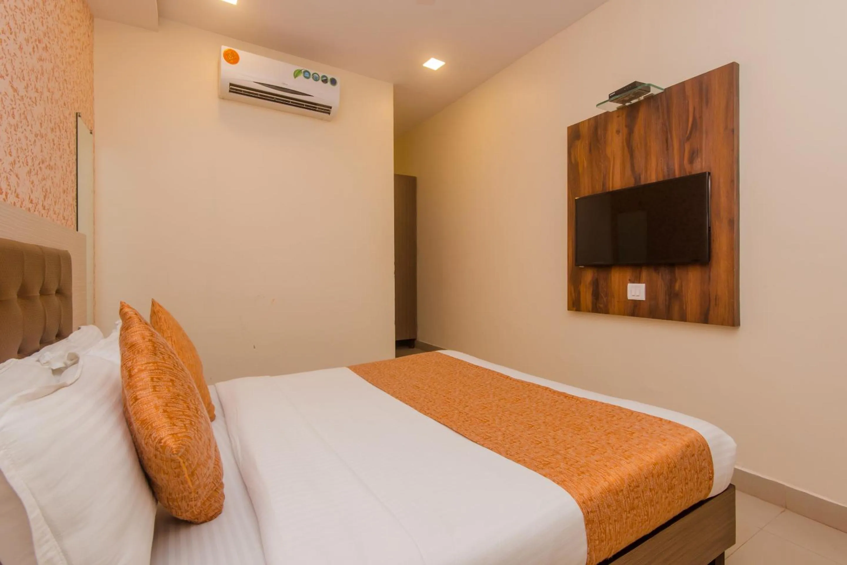 Bedroom, Bed in Hotel O Golden Nest Near Chhatrapati Shivaji International Airport