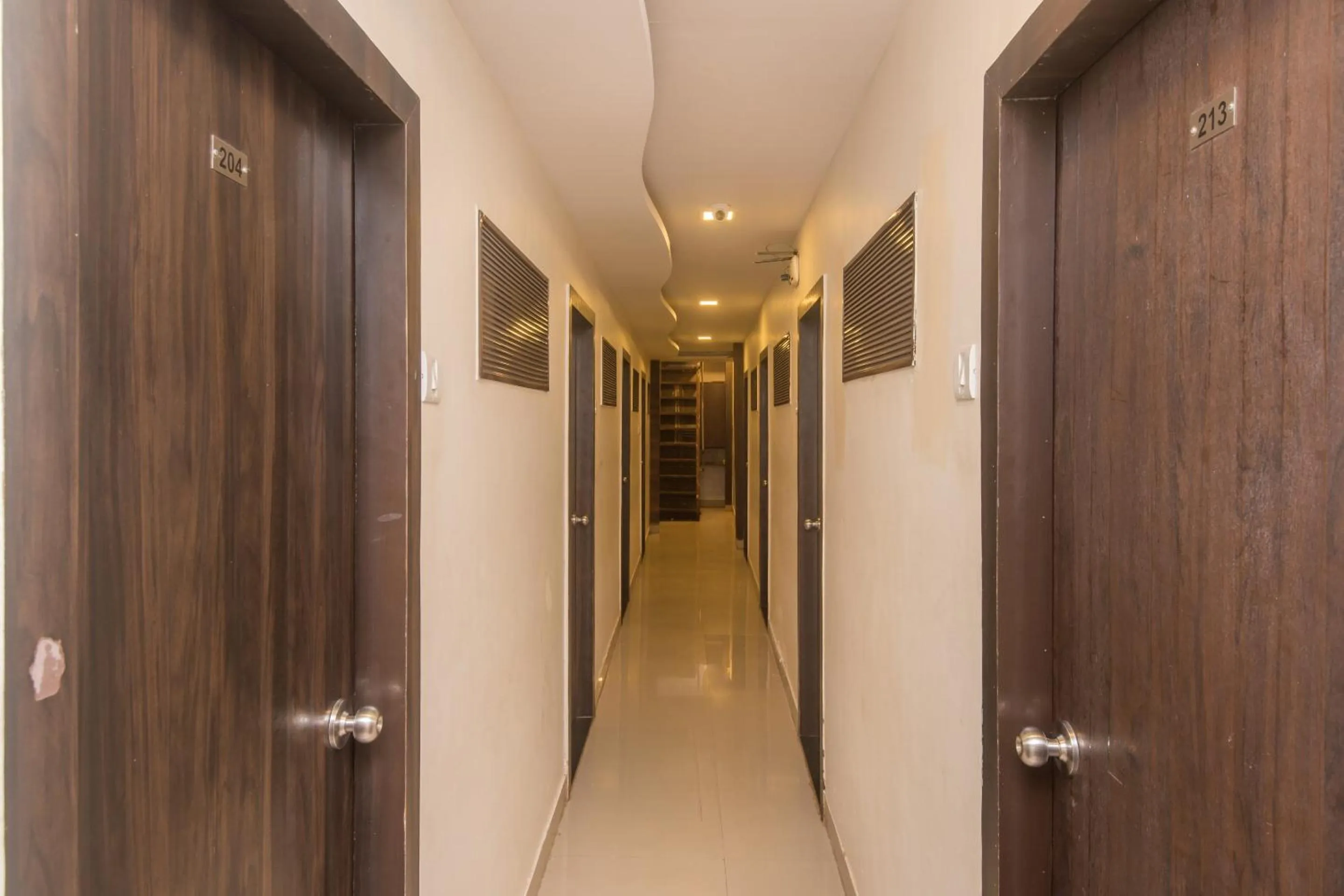 Lobby or reception in Hotel O Golden Nest Near Chhatrapati Shivaji International Airport