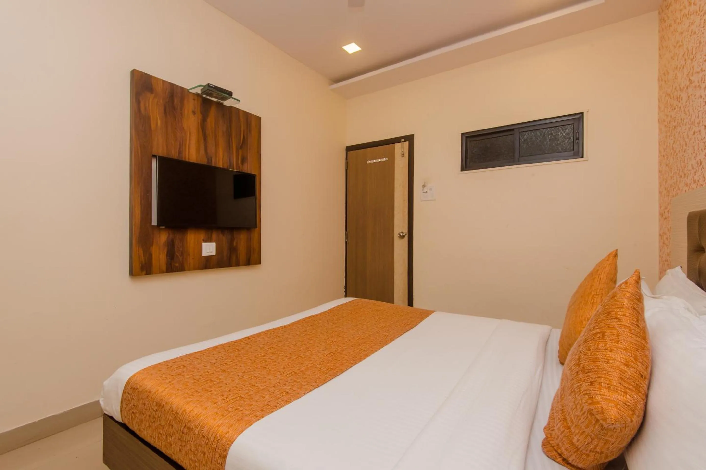Bedroom, Bed in Hotel O Golden Nest Near Chhatrapati Shivaji International Airport