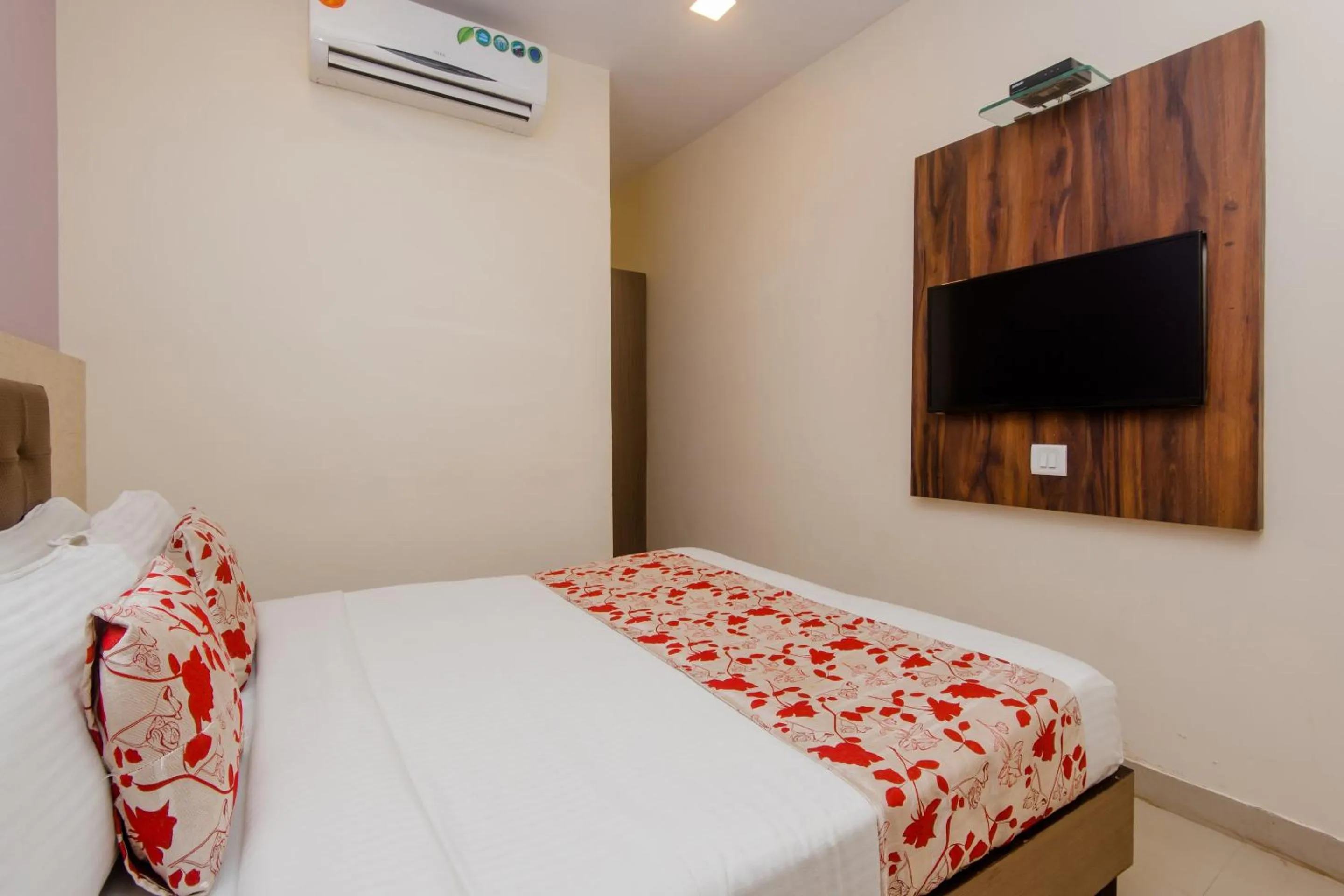 Bedroom, Bed in Hotel O Golden Nest Near Chhatrapati Shivaji International Airport