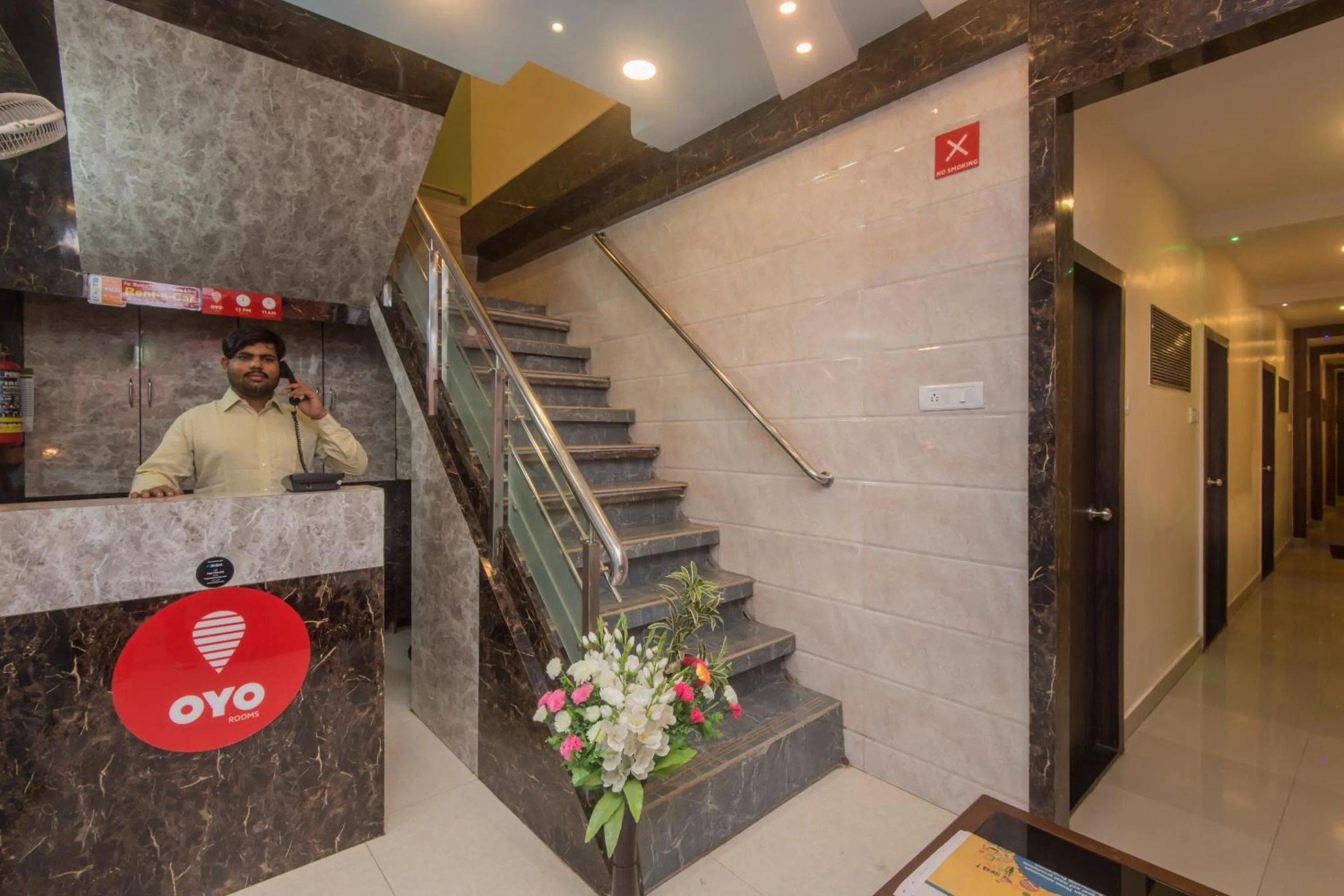 Lobby or reception in Hotel O Golden Nest Near Chhatrapati Shivaji International Airport