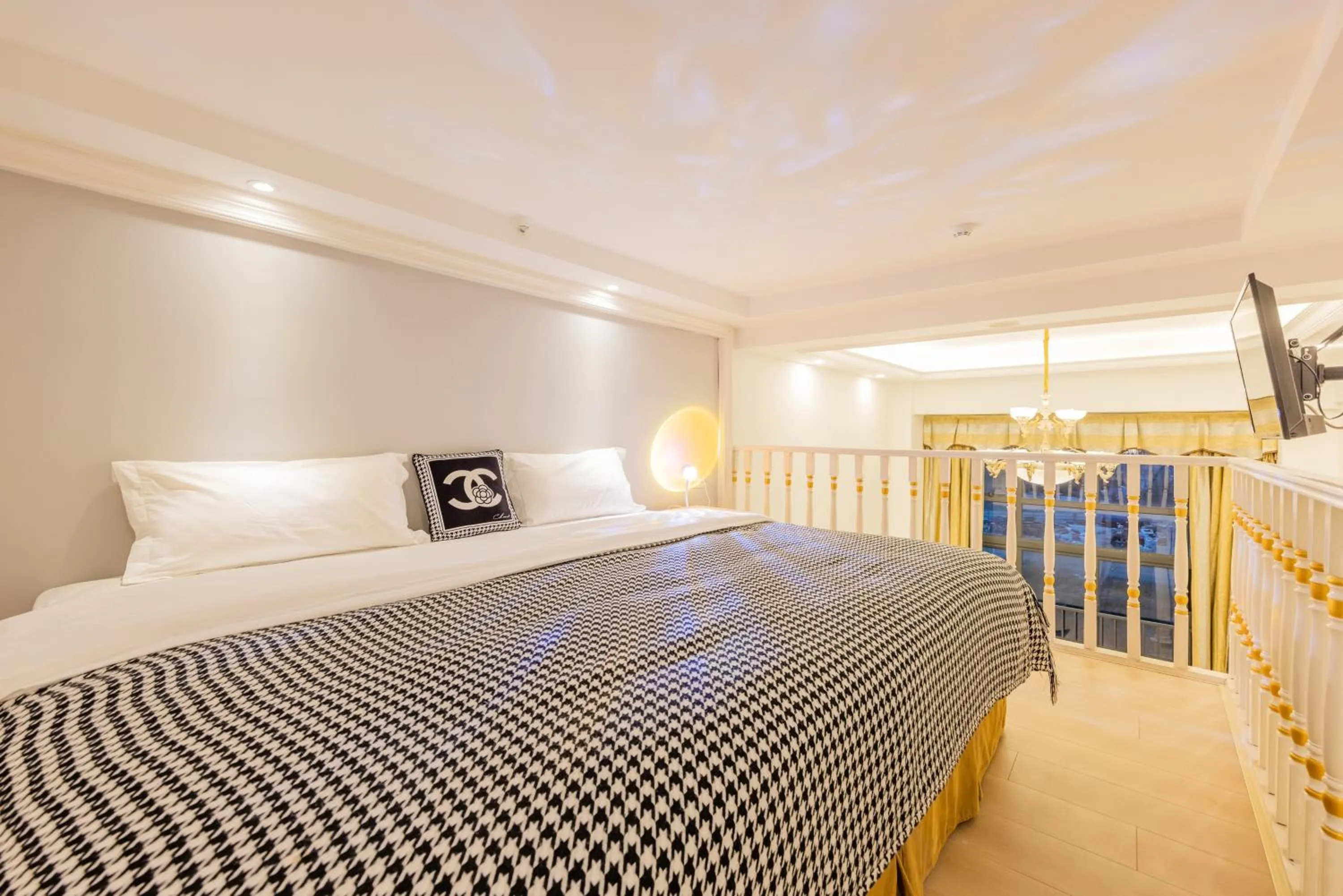 Bed in Lavender Apartment Branch