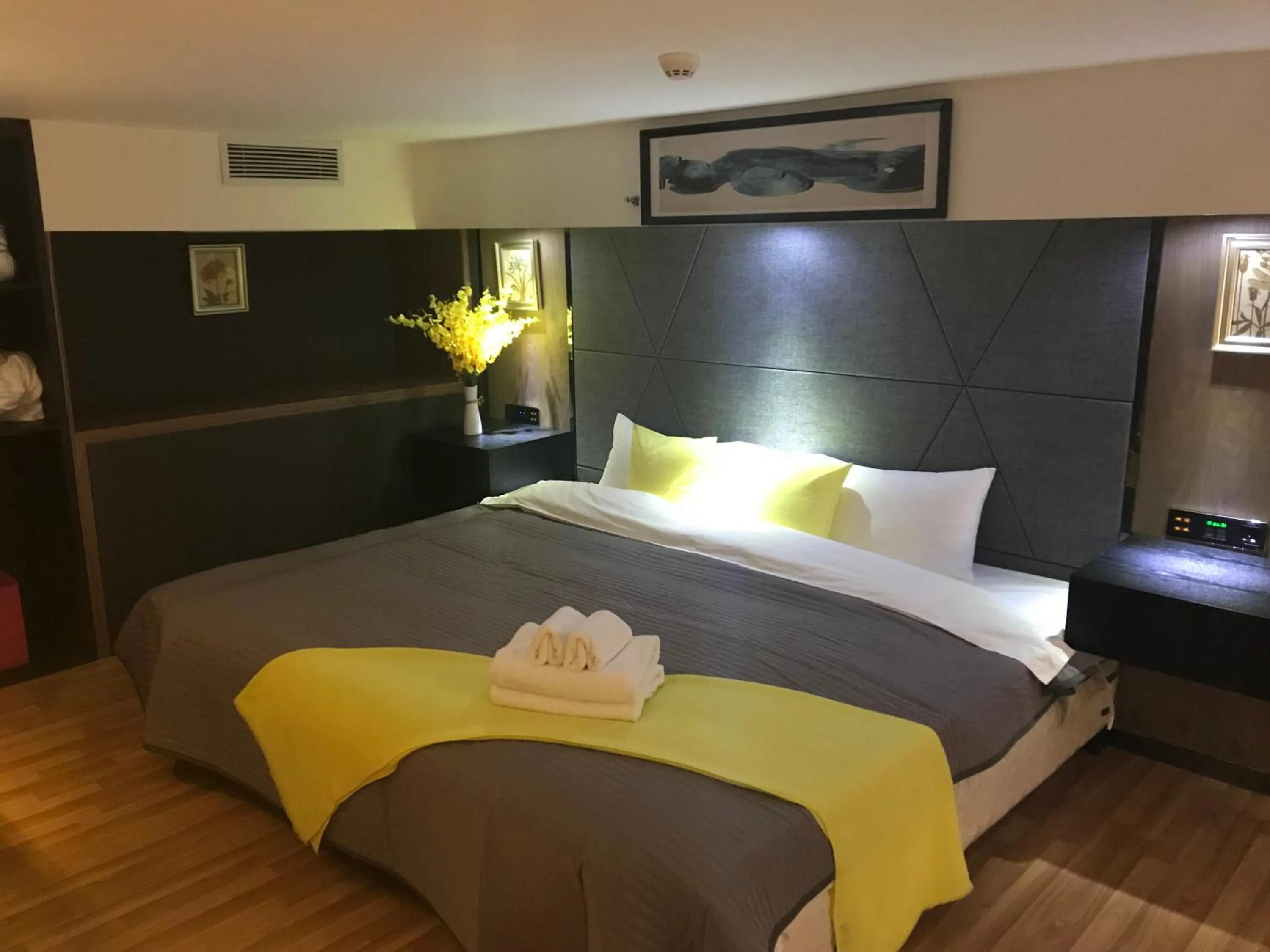 Bed in Lavender Apartment Branch