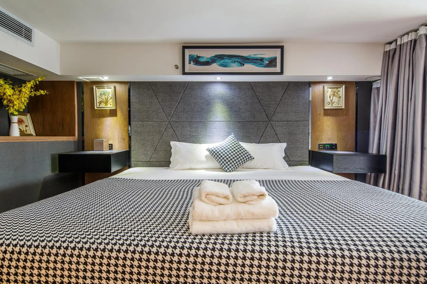 Bed in Lavender Apartment Branch