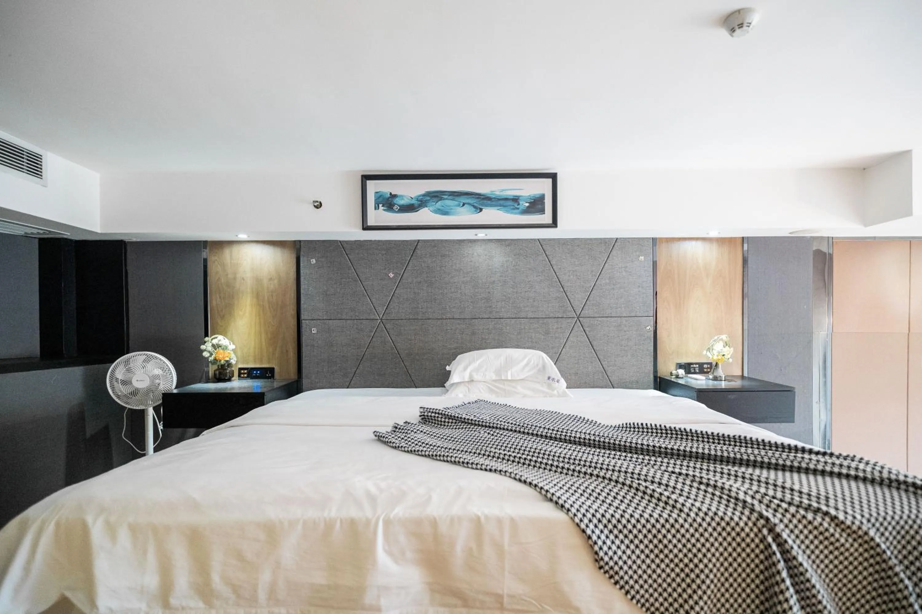 Bed in Lavender Apartment Branch