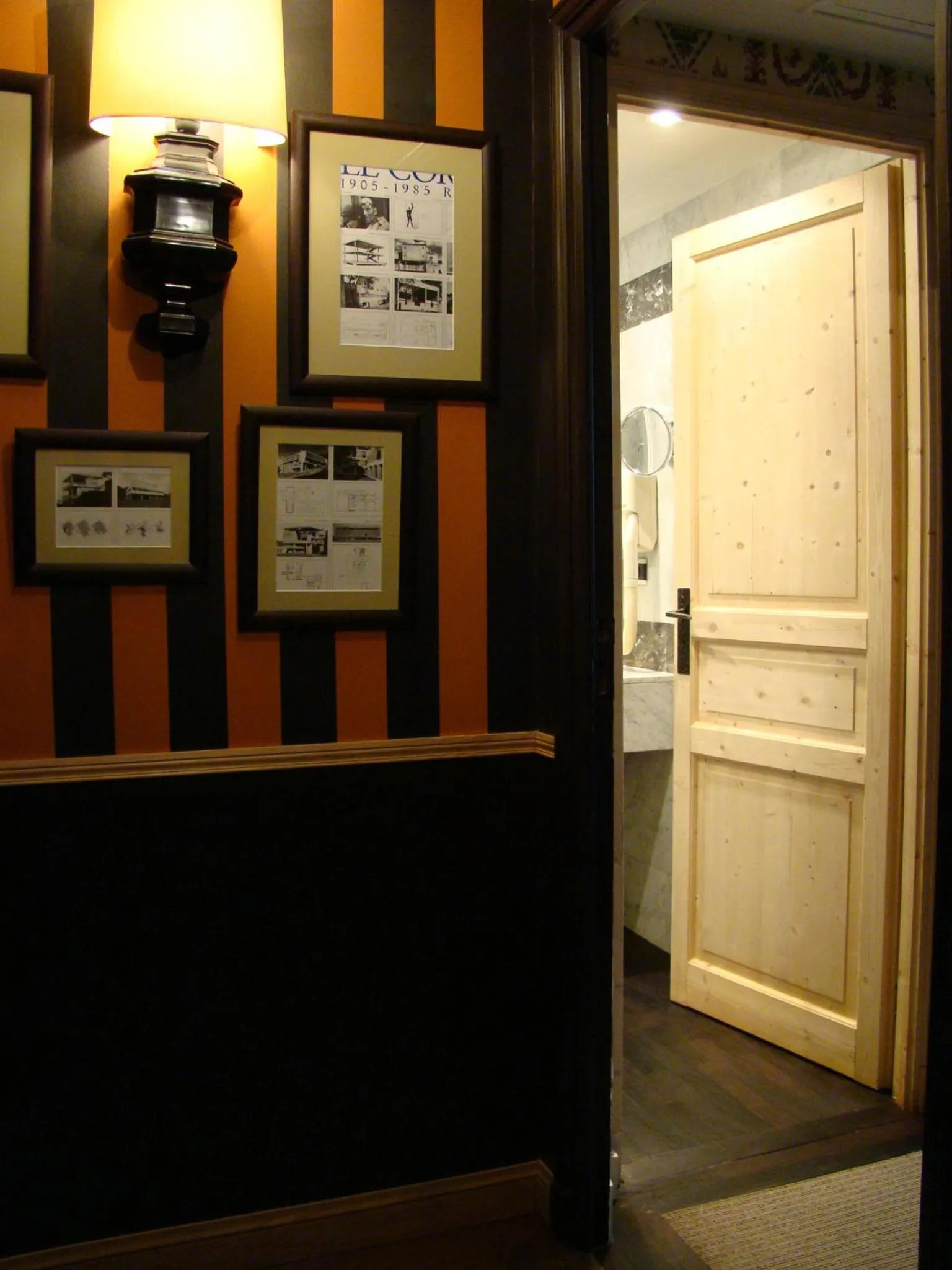 Decorative detail in Prince de Conde