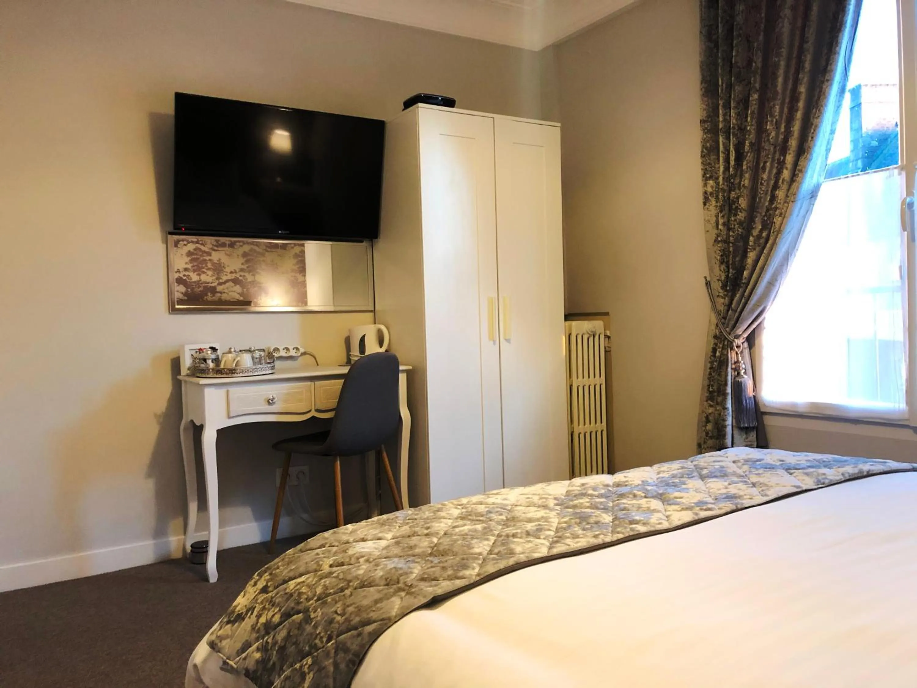 TV and multimedia, Bed in No 6 B&B