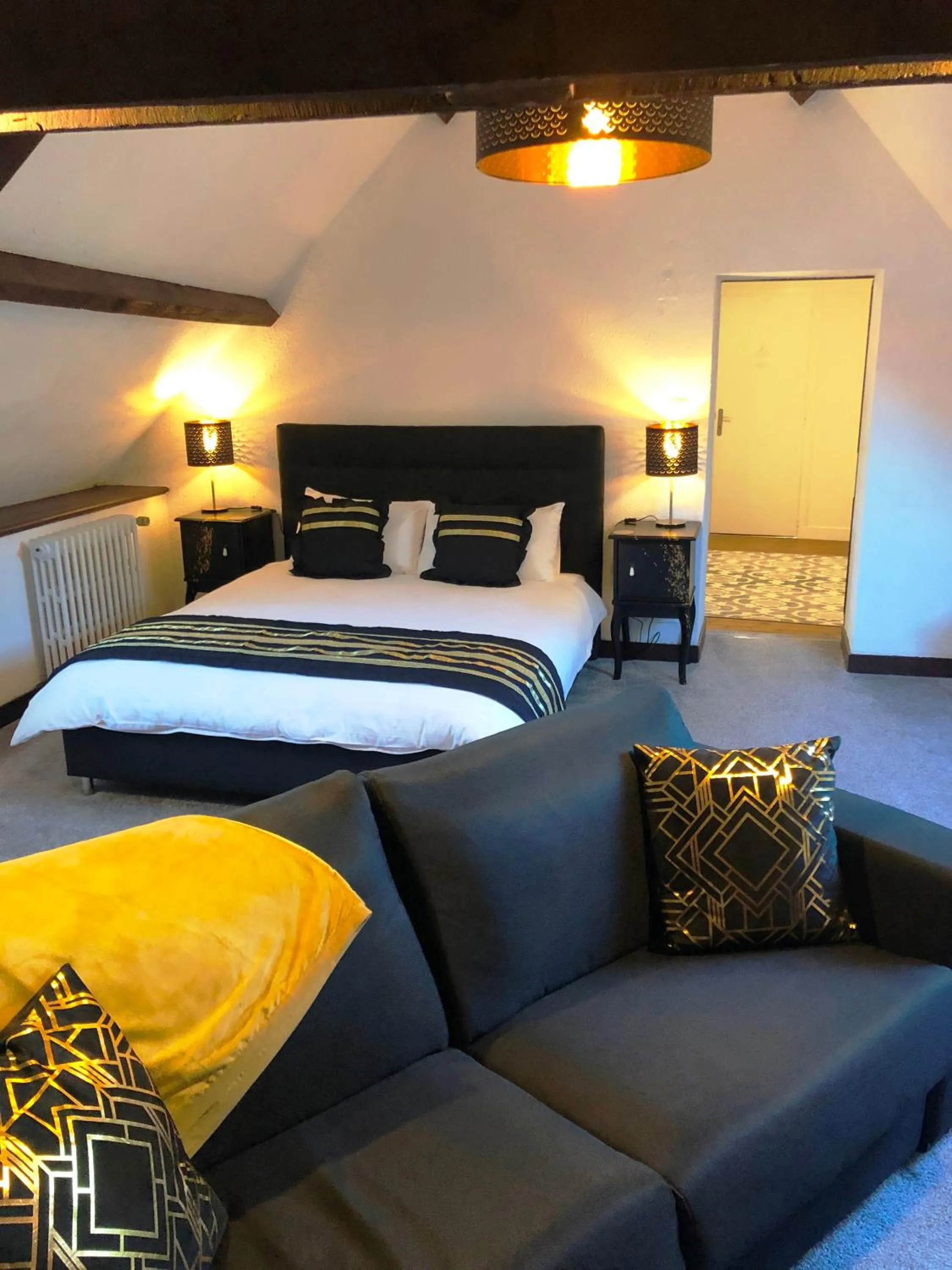 Living room, Bed in No 6 B&B