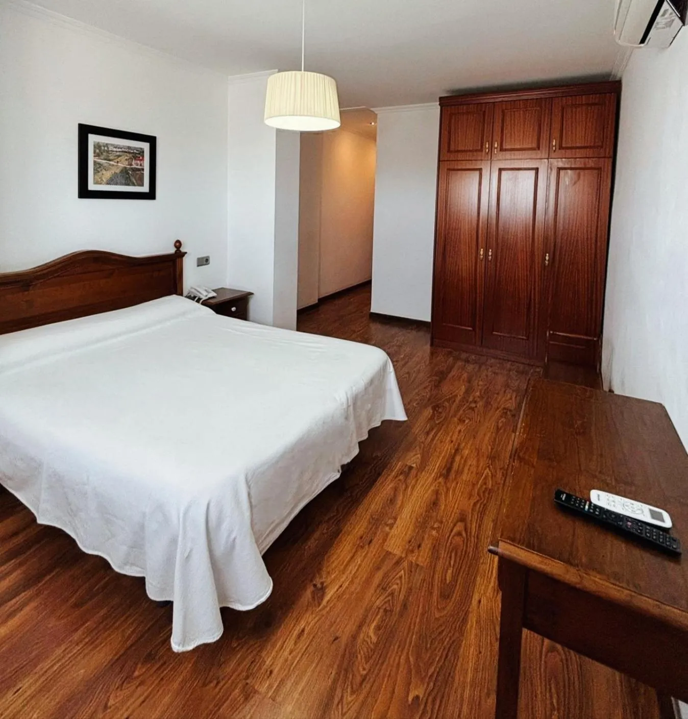 wardrobe, Bed in Hotel Restaurante Dama de Baza