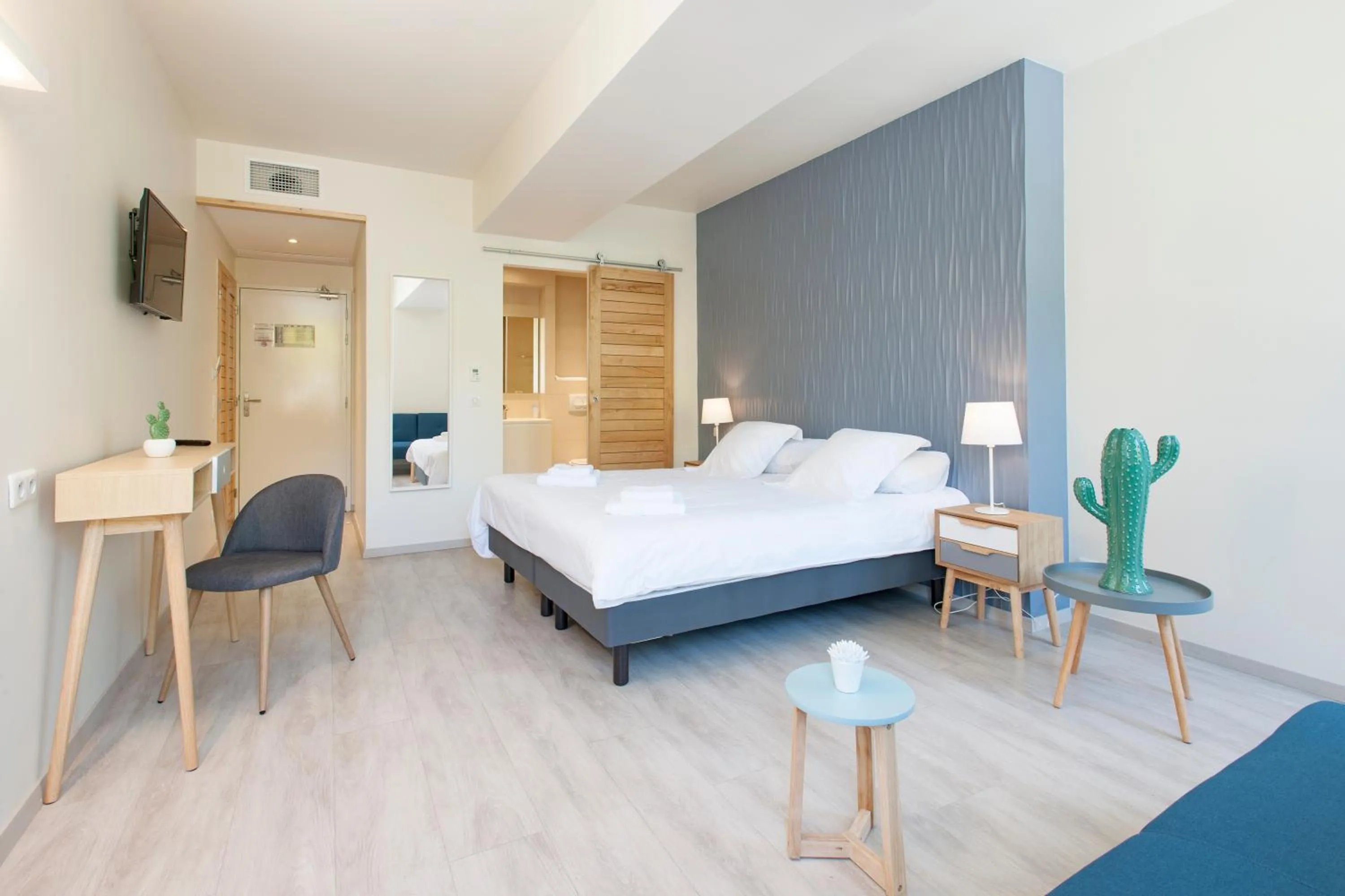 Bed in Hotel Restaurant des Maures