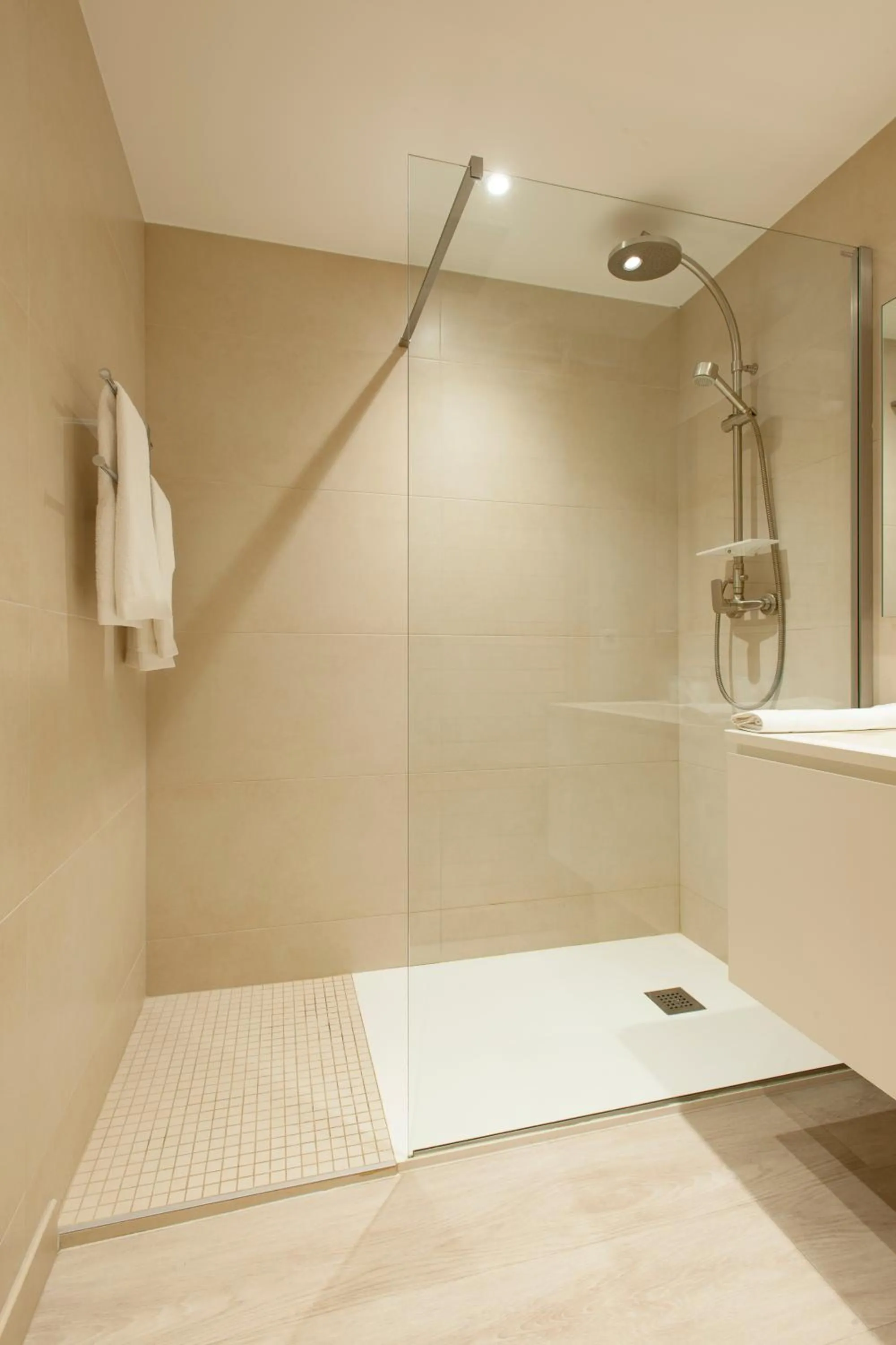 Shower in Hotel Restaurant des Maures
