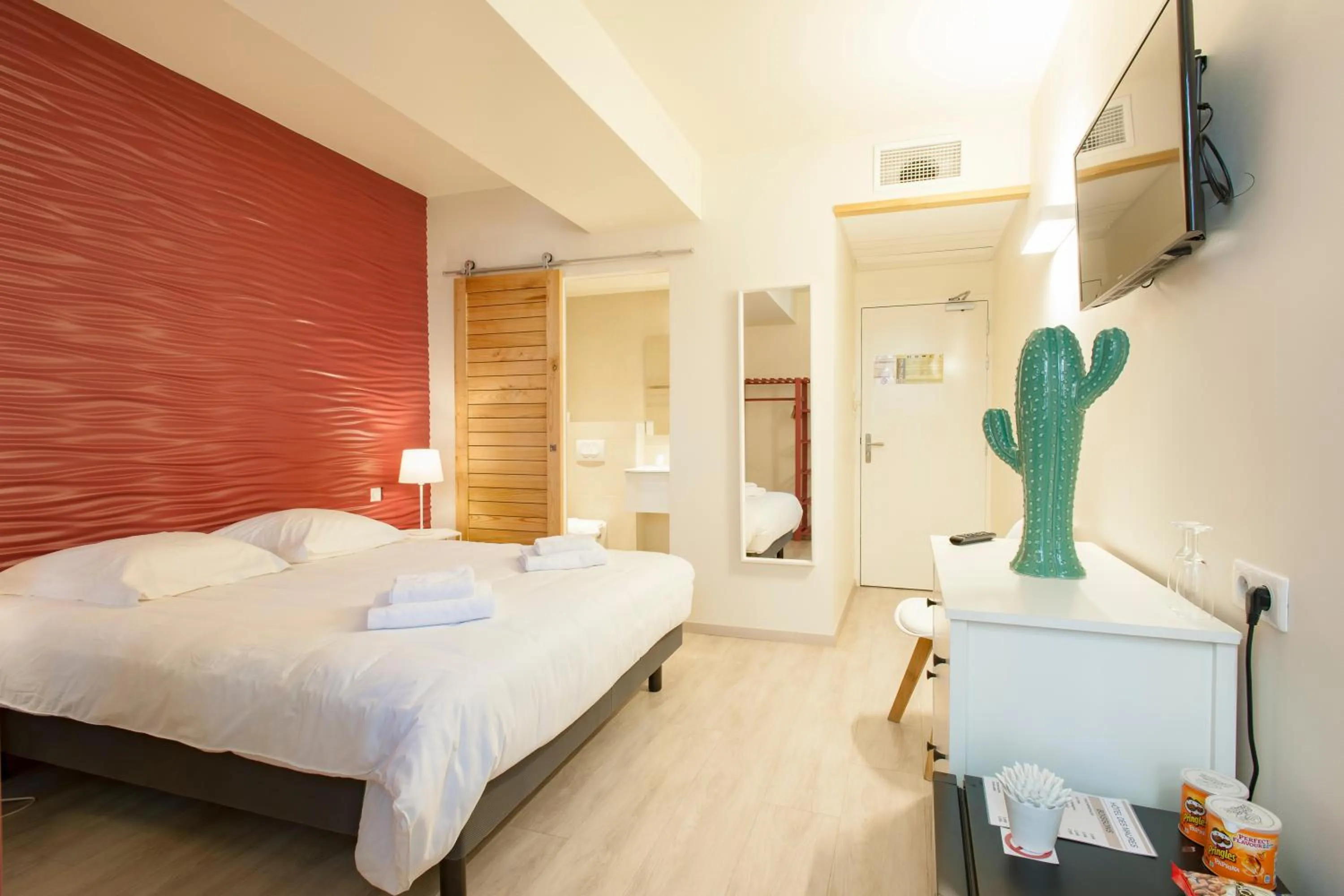 Photo of the whole room, Bed in Hotel Restaurant des Maures