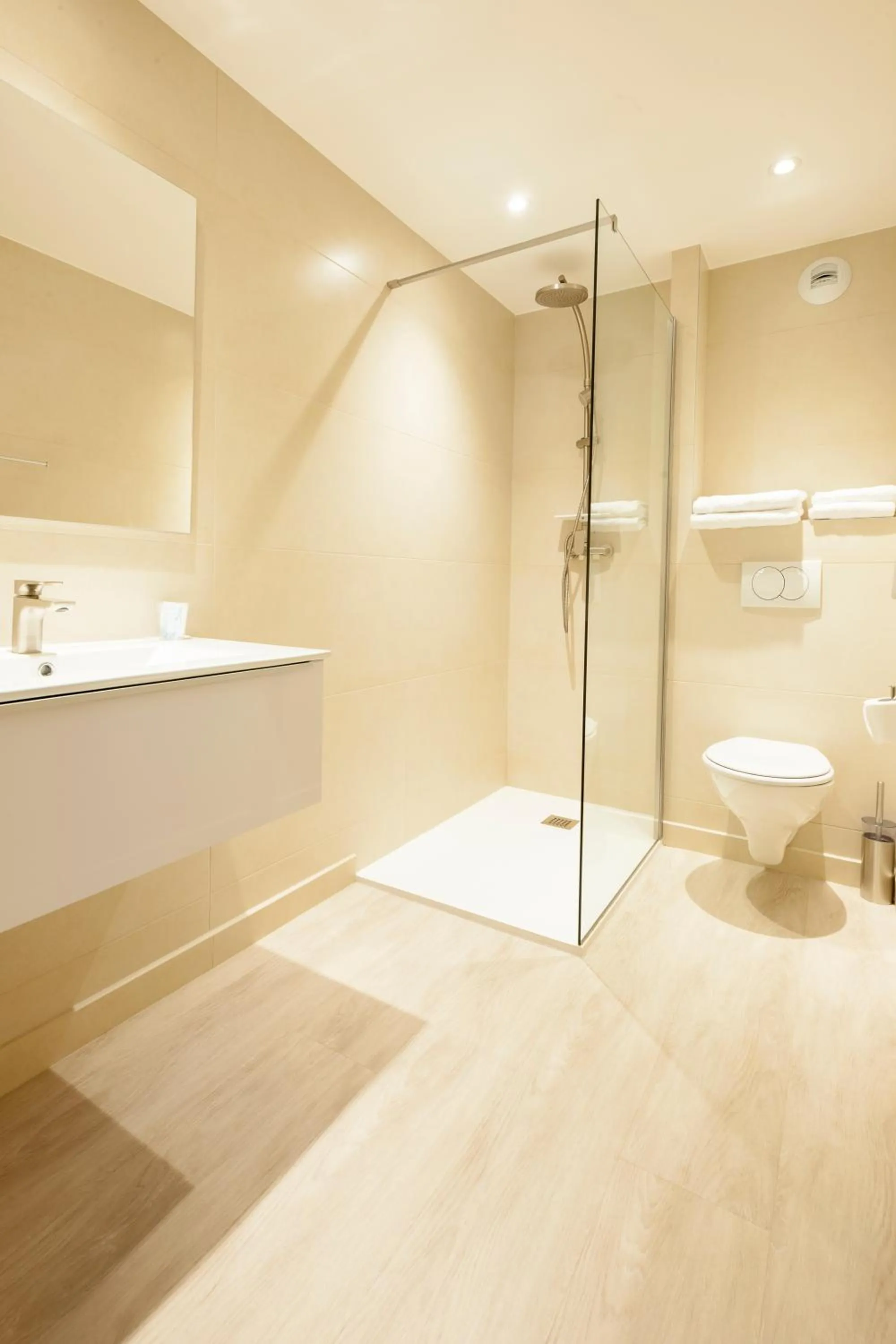 Shower in Hotel Restaurant des Maures