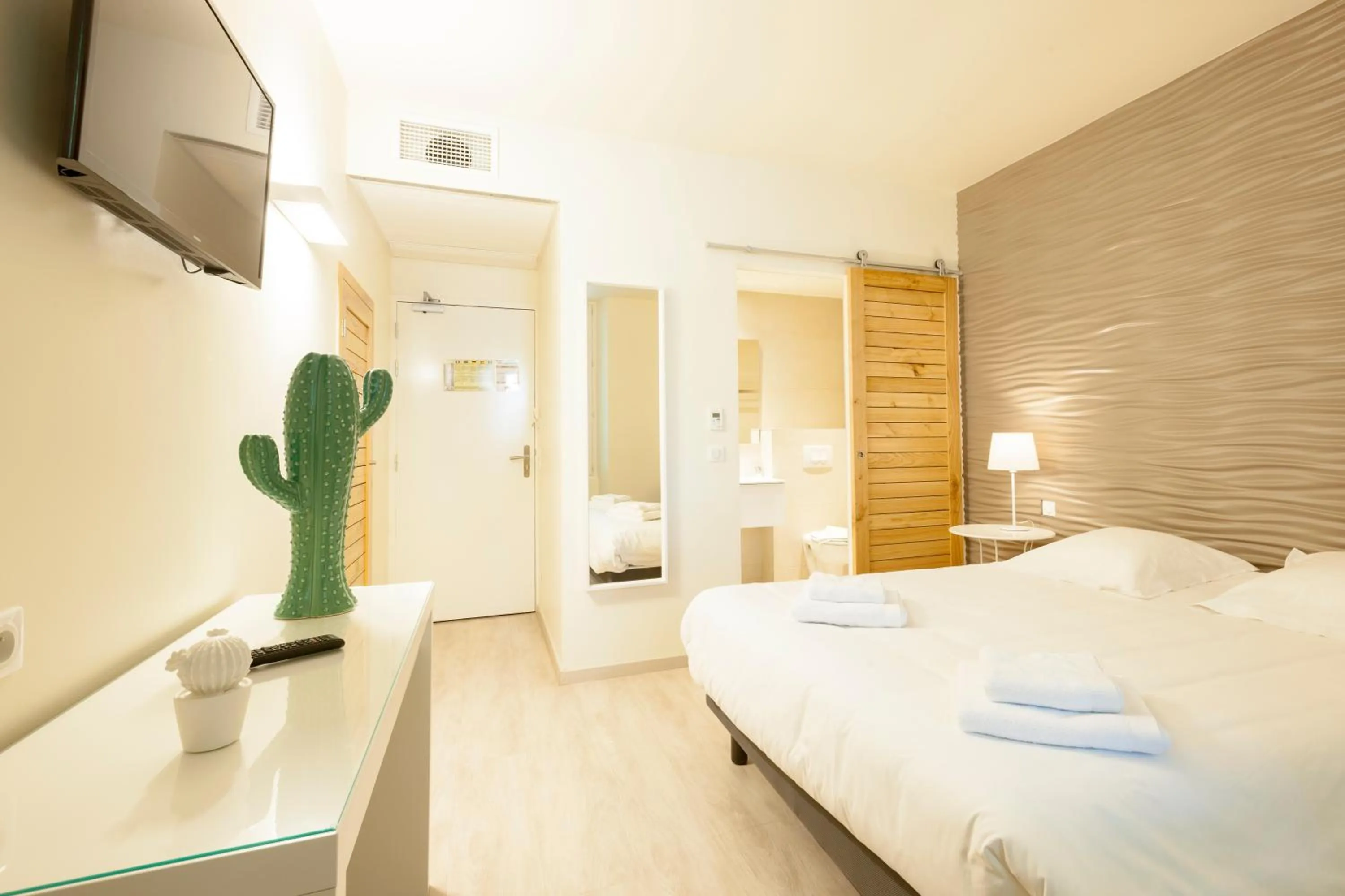 Photo of the whole room, Bed in Hotel Restaurant des Maures