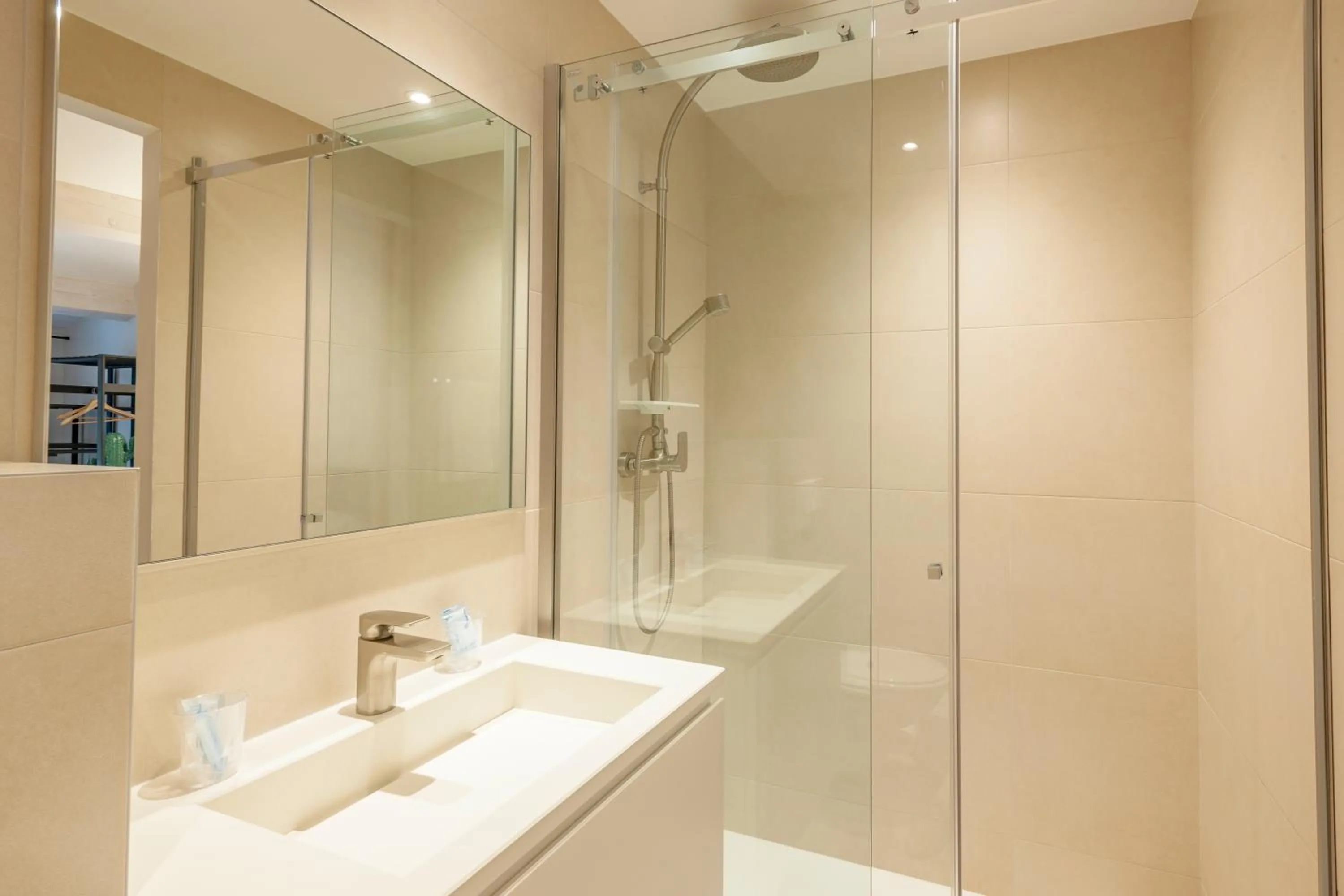 Shower in Hotel Restaurant des Maures