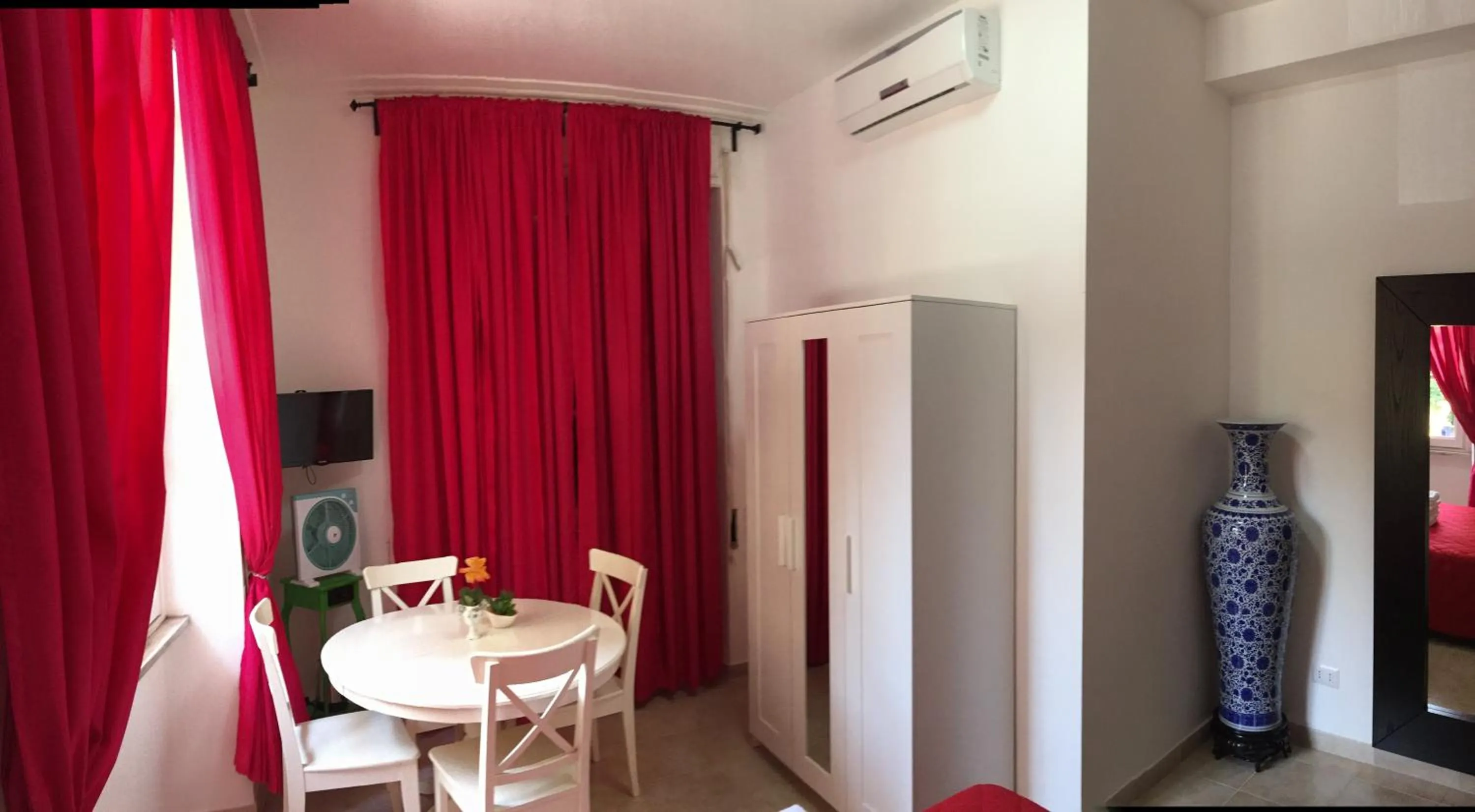 Photo of the whole room in Gateway Residence